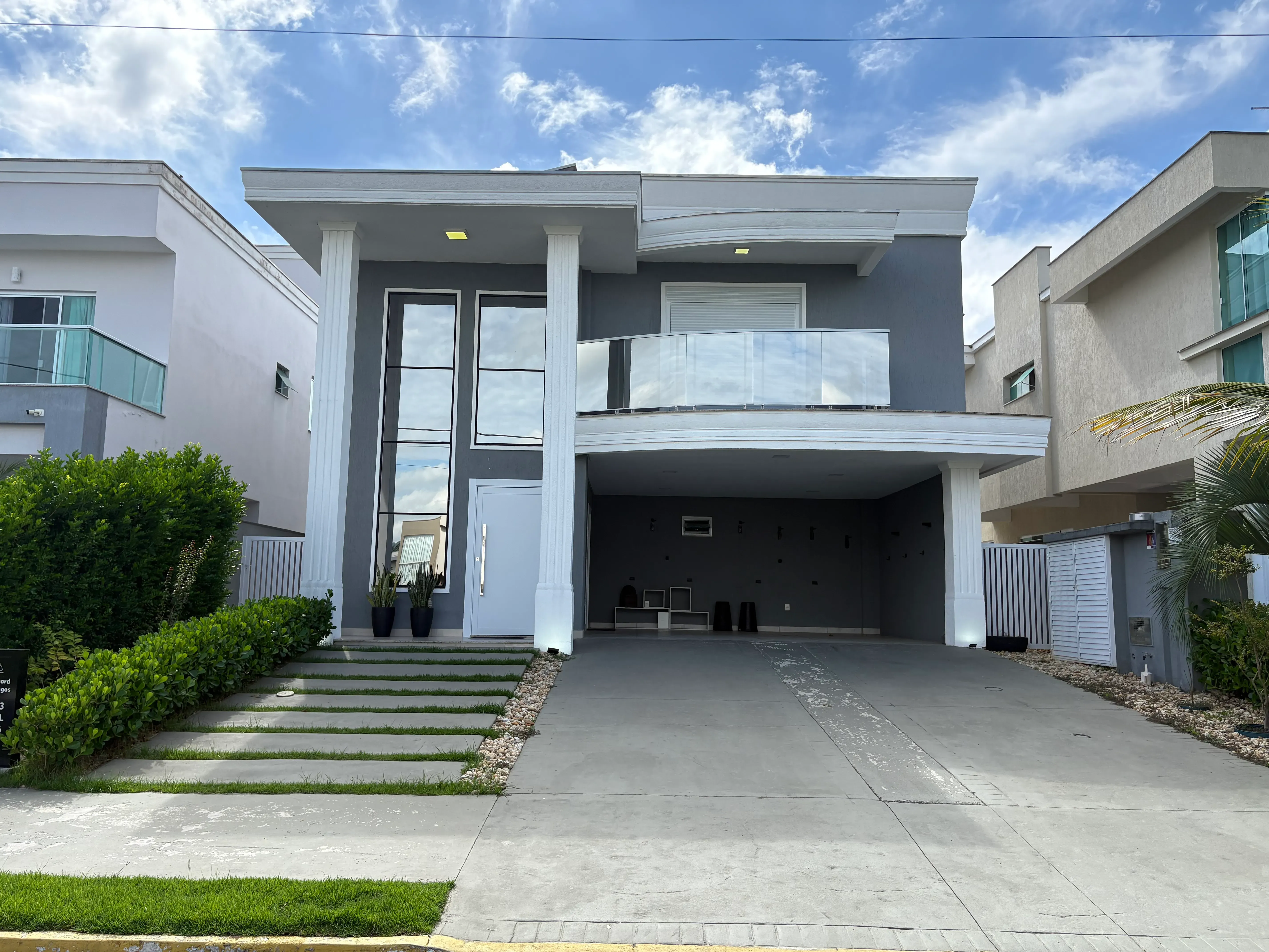 Casa com 4 dormitórios sendo 4 suítes e 4 vagas de garagem em Camboriú/SC