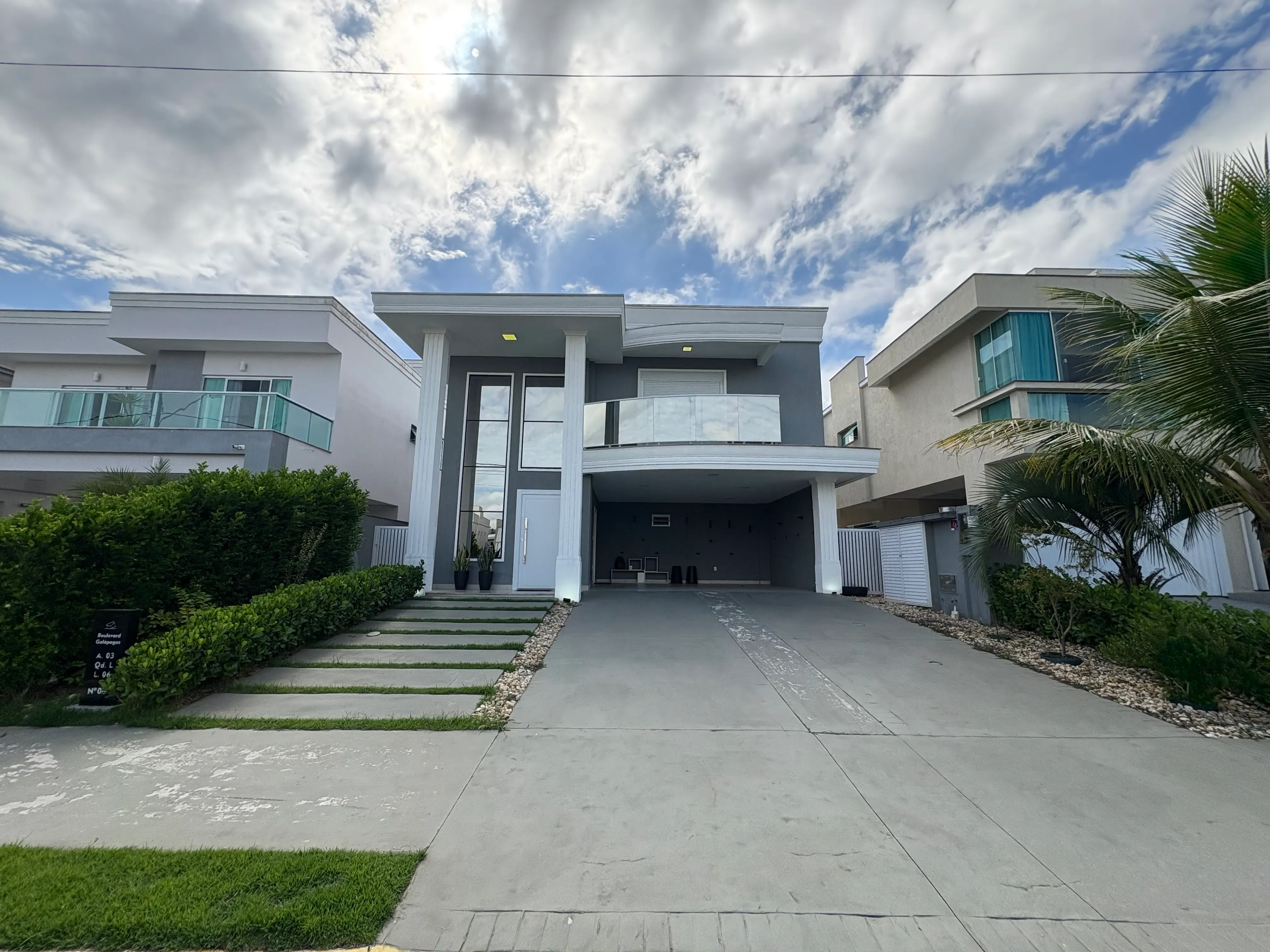 Casa com 4 dormitórios sendo 4 suítes e 4 vagas de garagem em Camboriú/SC