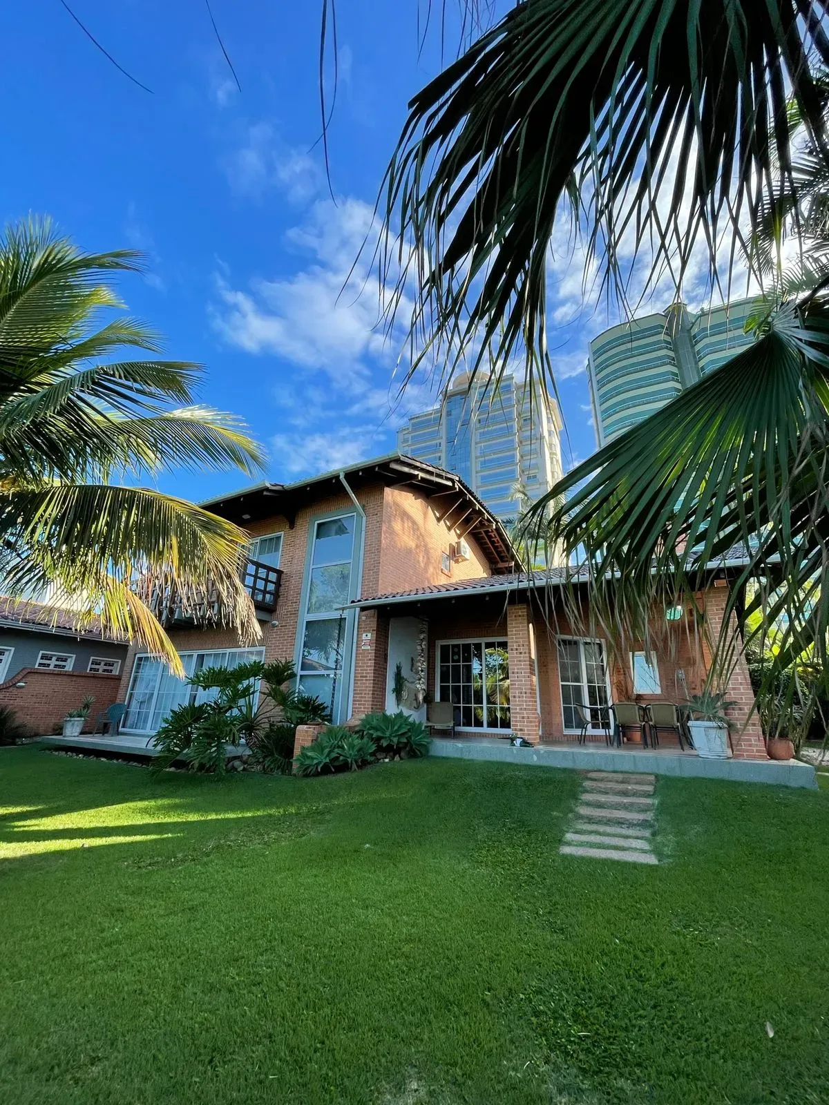 Casa alto padrão pé na areia com 3 suítes e 2 vagas de garagem no centro de Balneário Piçarras