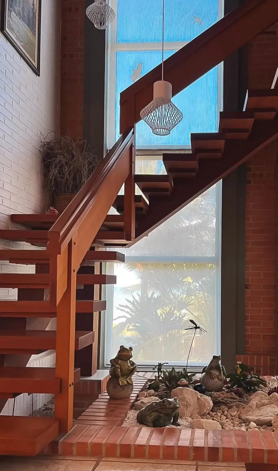 Casa alto padrão pé na areia com 3 suítes e 2 vagas de garagem no centro de Balneário Piçarras