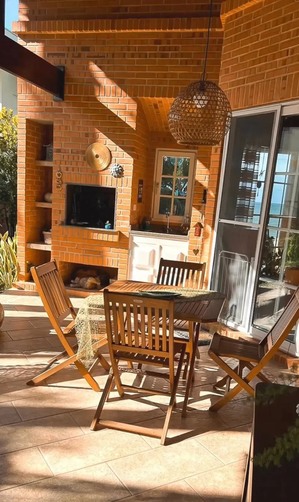 Casa alto padrão pé na areia com 3 suítes e 2 vagas de garagem no centro de Balneário Piçarras