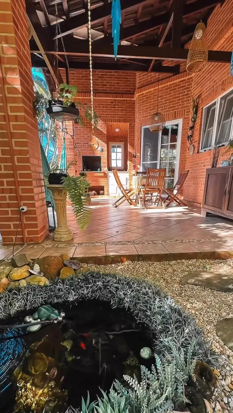 Casa alto padrão pé na areia com 3 suítes e 2 vagas de garagem no centro de Balneário Piçarras