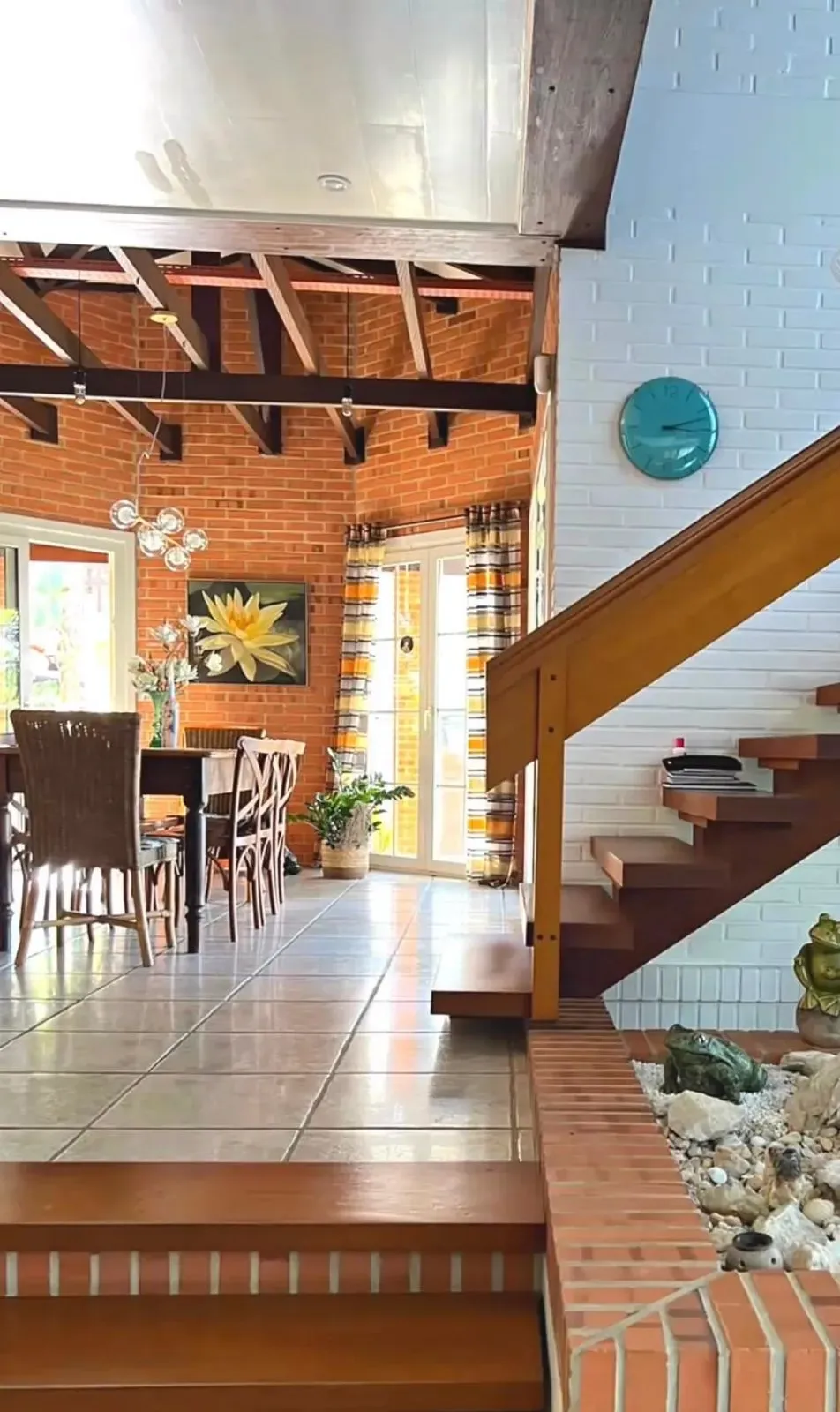 Casa alto padrão pé na areia com 3 suítes e 2 vagas de garagem no centro de Balneário Piçarras