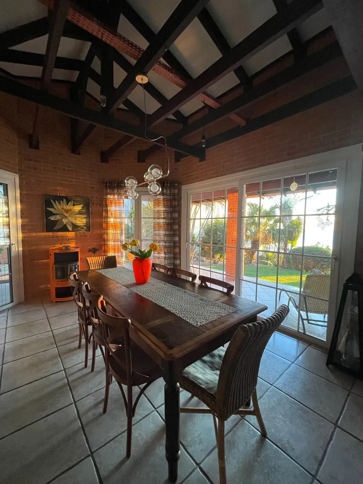 Casa alto padrão pé na areia com 3 suítes e 2 vagas de garagem no centro de Balneário Piçarras