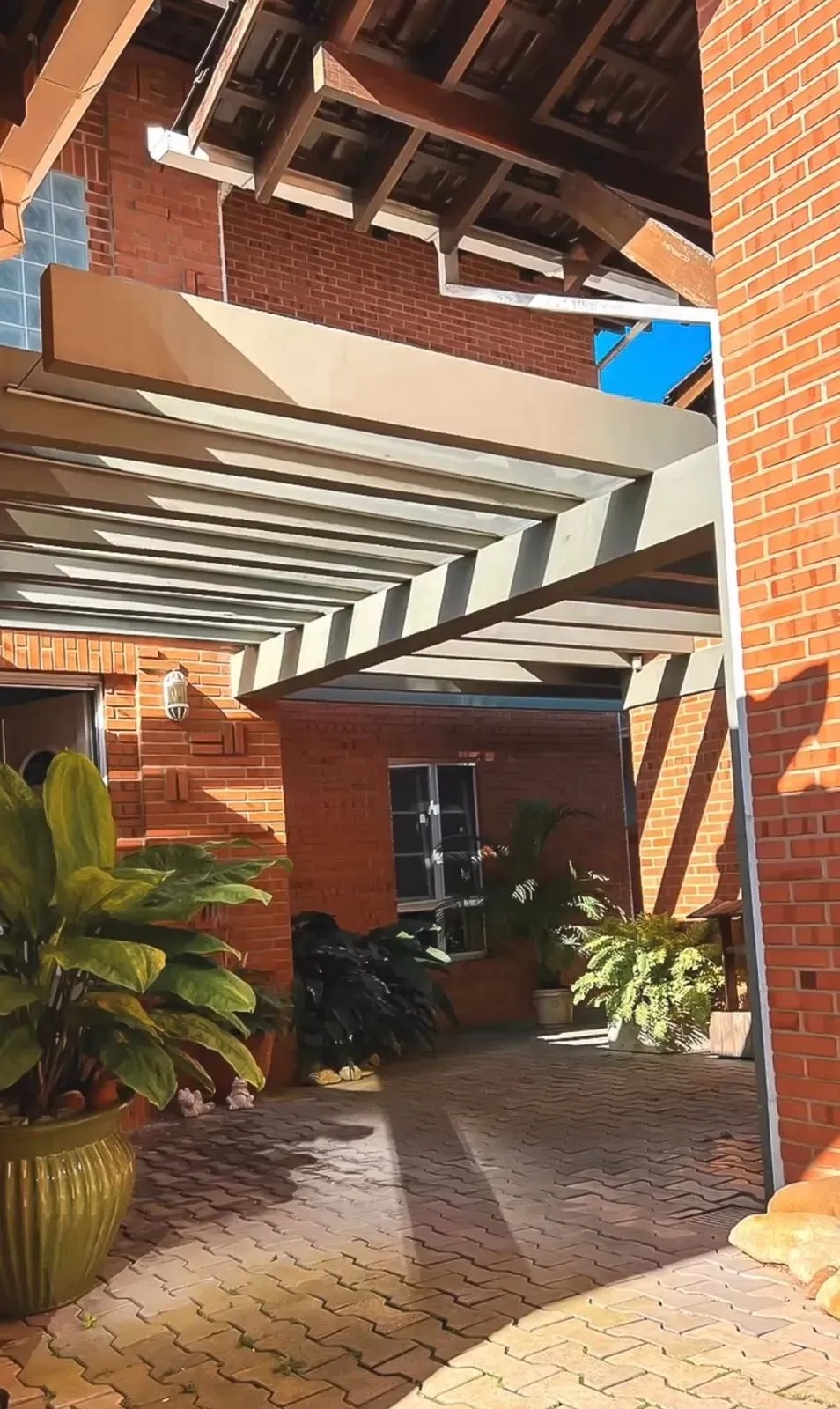 Casa alto padrão pé na areia com 3 suítes e 2 vagas de garagem no centro de Balneário Piçarras