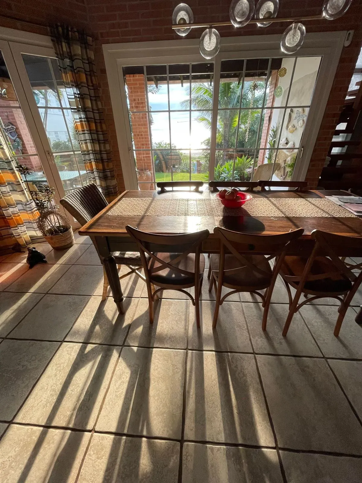 Casa alto padrão pé na areia com 3 suítes e 2 vagas de garagem no centro de Balneário Piçarras