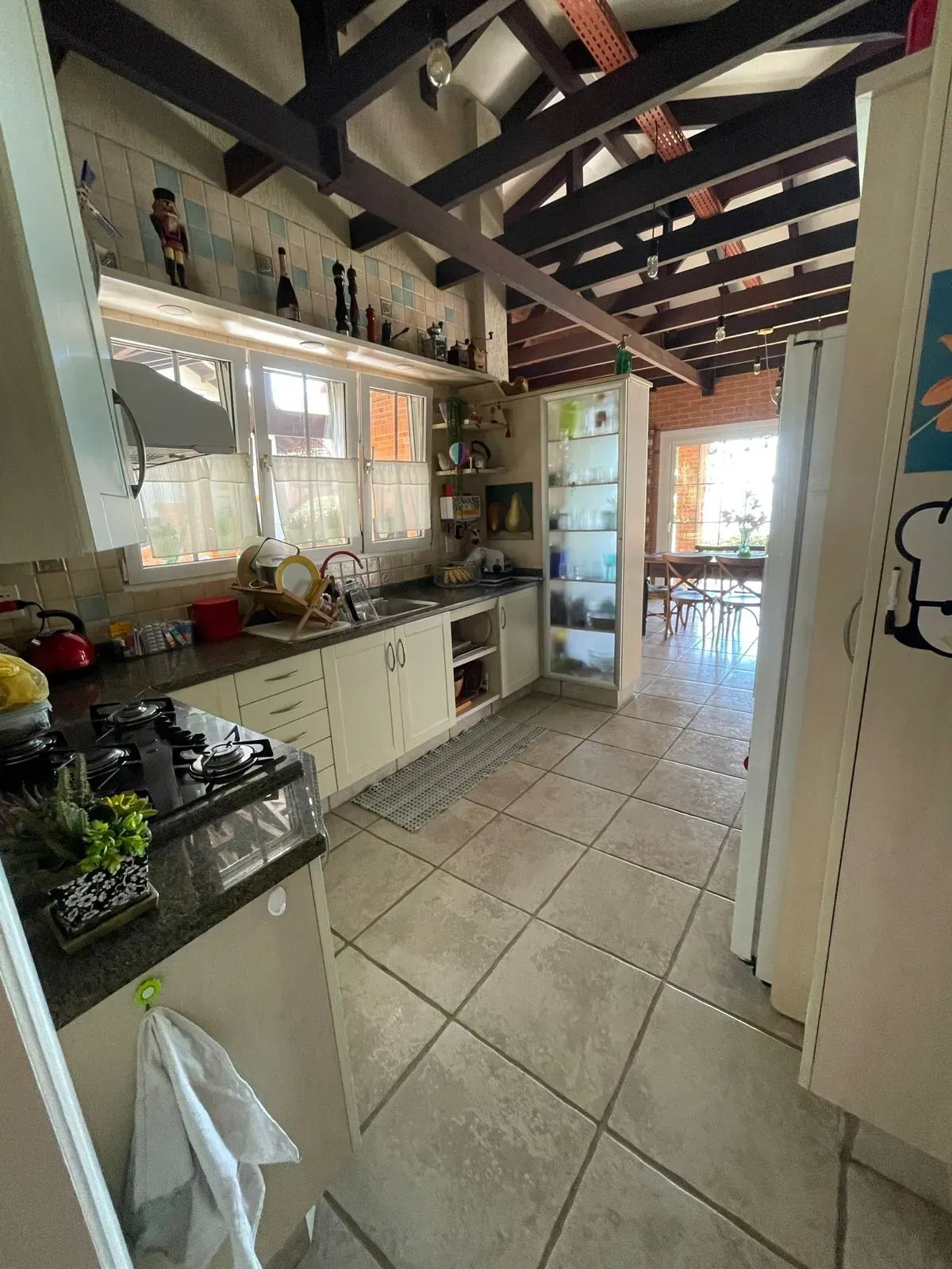 Casa alto padrão pé na areia com 3 suítes e 2 vagas de garagem no centro de Balneário Piçarras