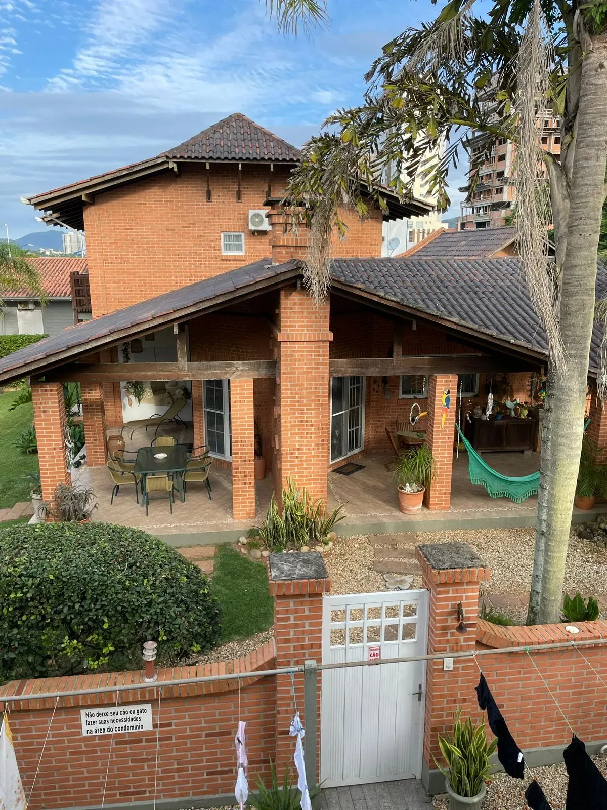 Casa alto padrão pé na areia com 3 suítes e 2 vagas de garagem no centro de Balneário Piçarras