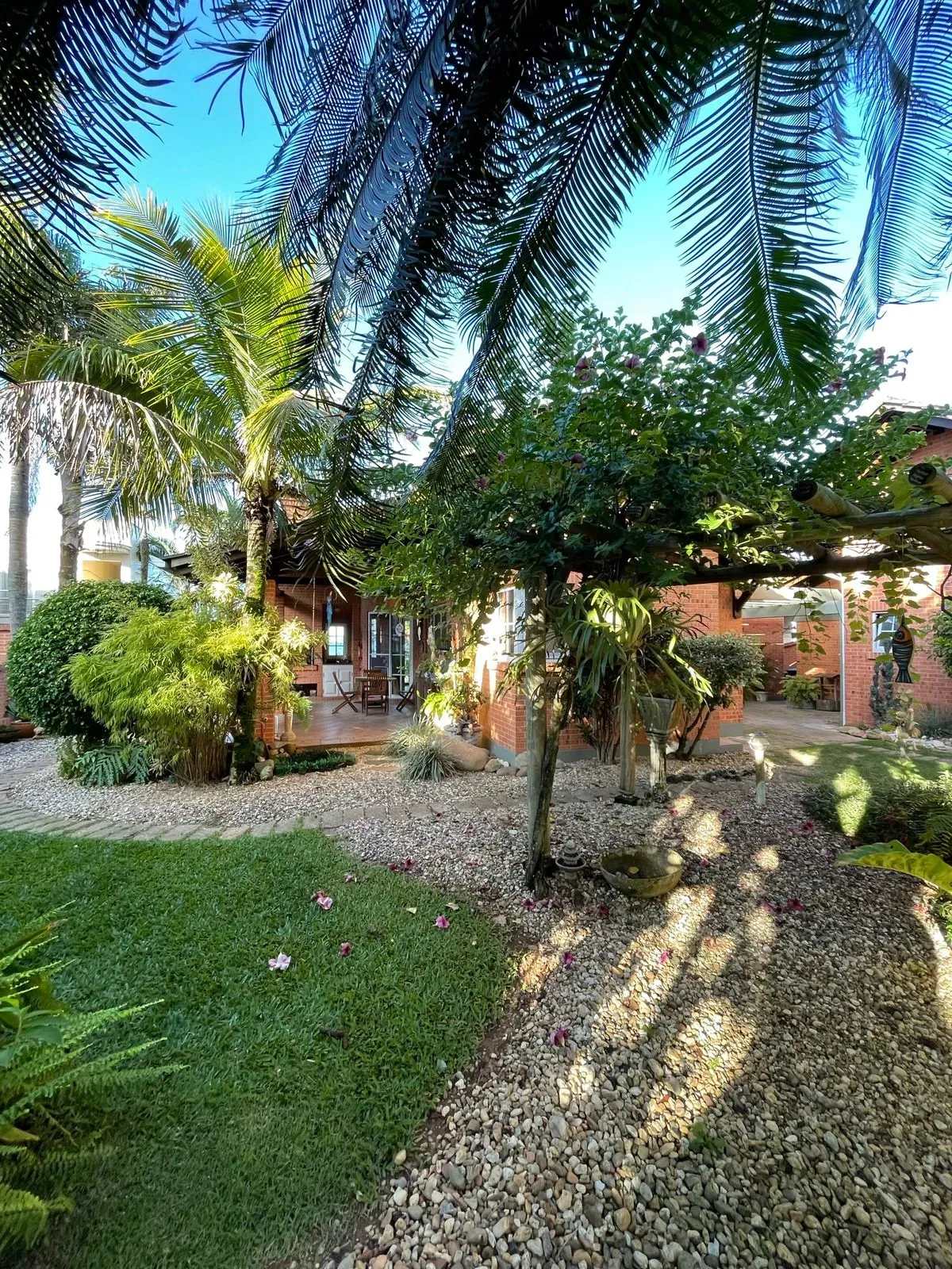 Casa alto padrão pé na areia com 3 suítes e 2 vagas de garagem no centro de Balneário Piçarras