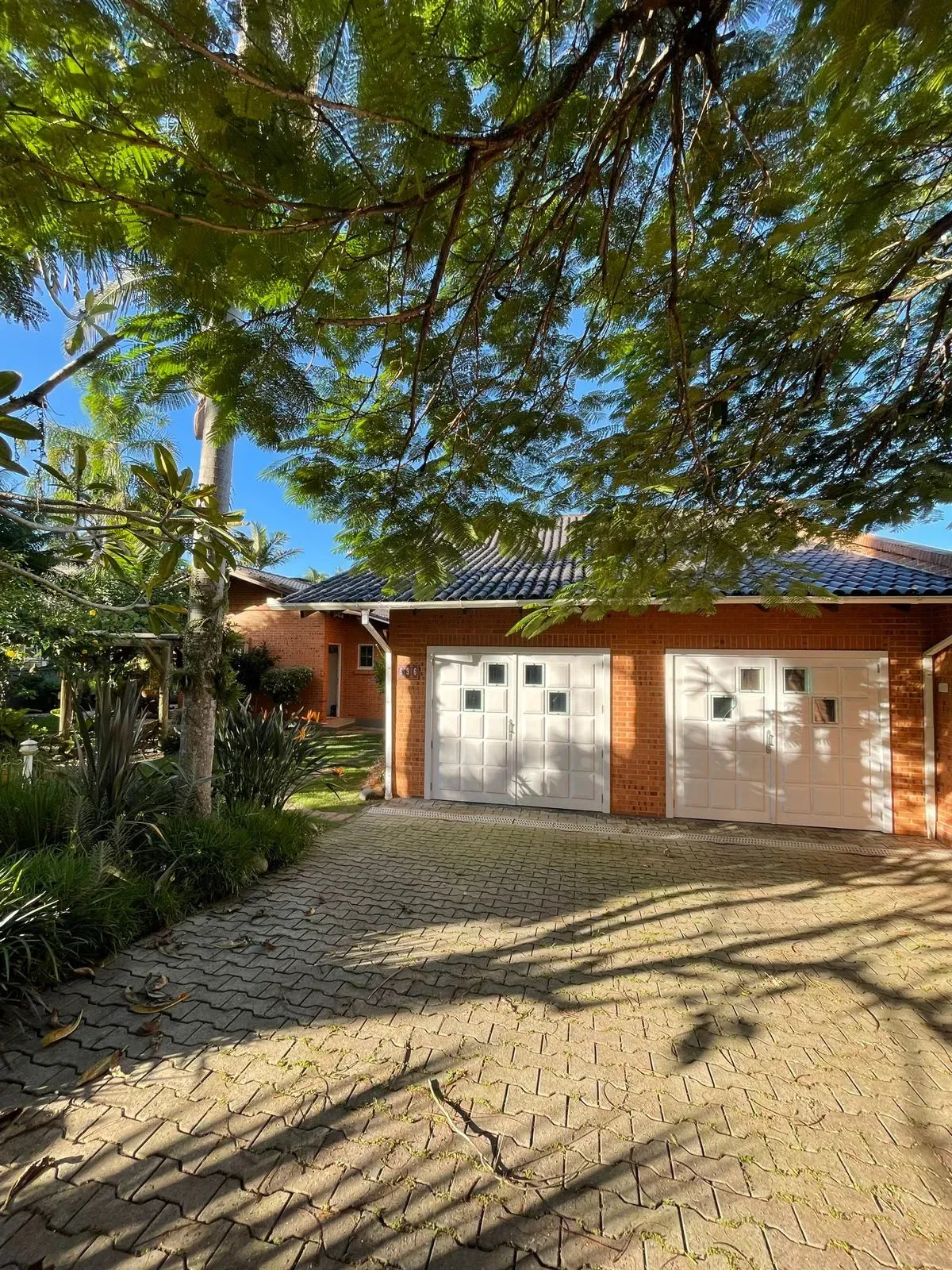 Casa alto padrão pé na areia com 3 suítes e 2 vagas de garagem no centro de Balneário Piçarras