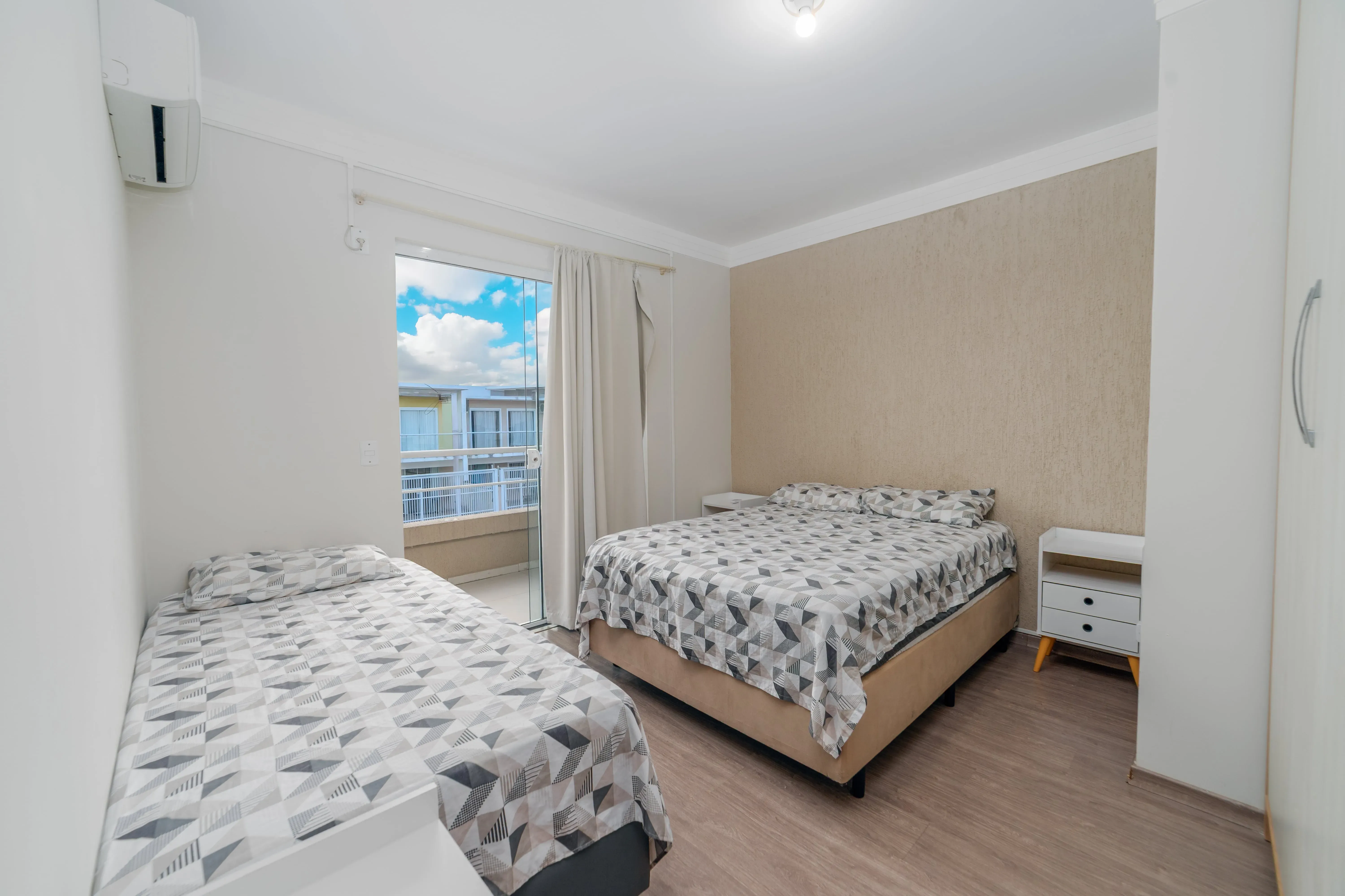 Sobrado completo com 2 suítes 1 vaga e área gourmet próximo da praia com em Balneário Piçarras