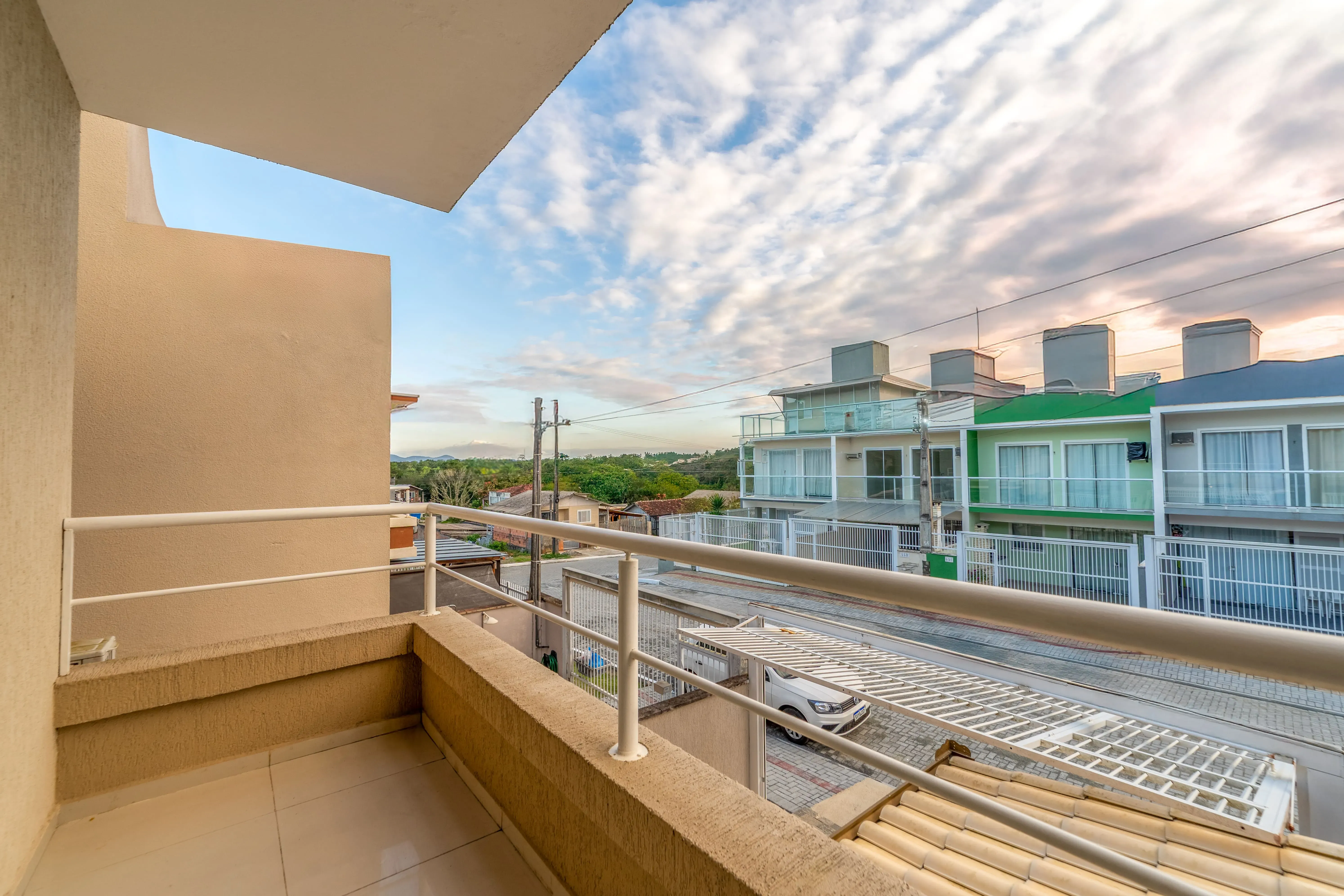 Sobrado completo com 2 suítes 1 vaga e área gourmet próximo da praia com em Balneário Piçarras