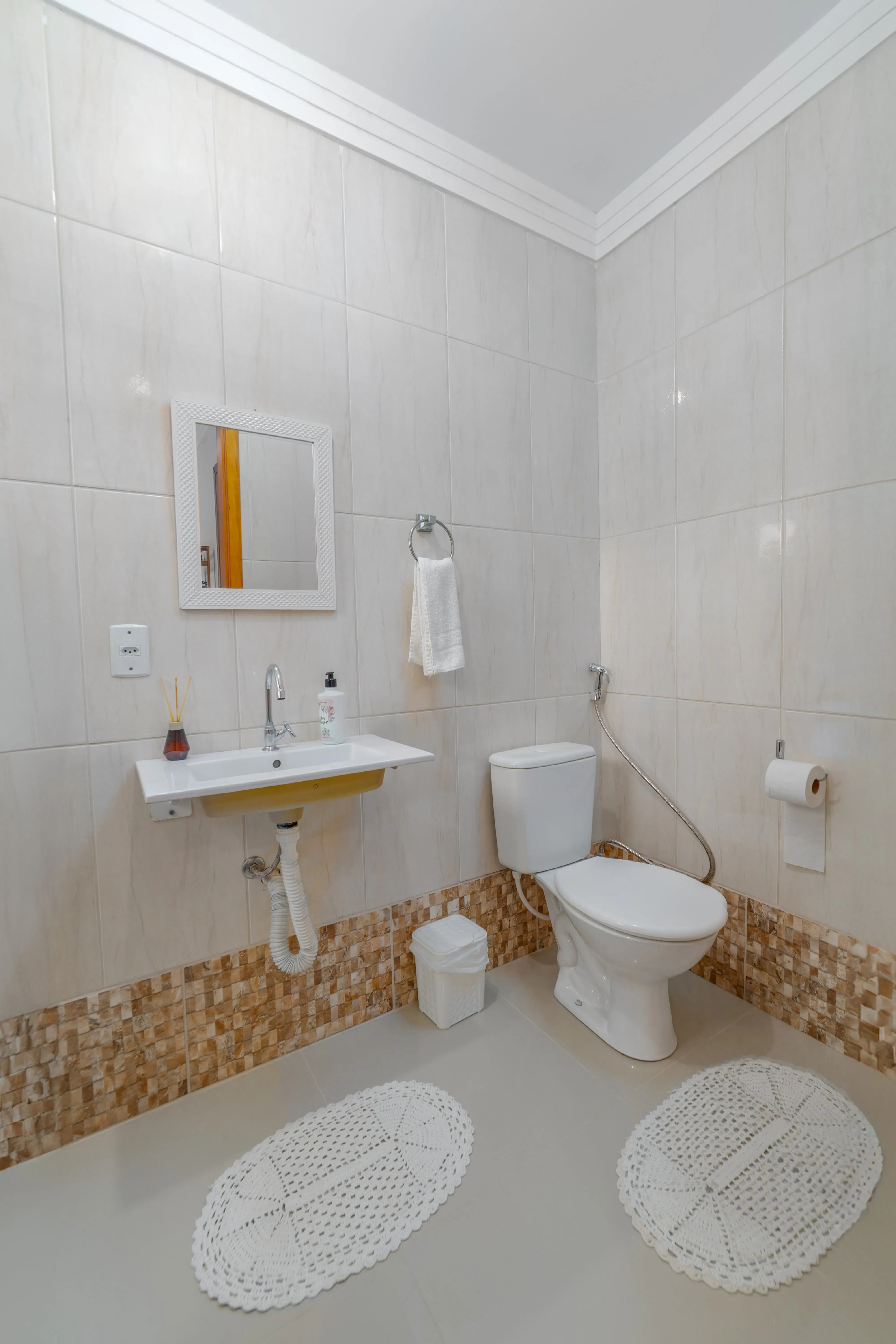 Sobrado completo com 2 suítes 1 vaga e área gourmet próximo da praia com em Balneário Piçarras