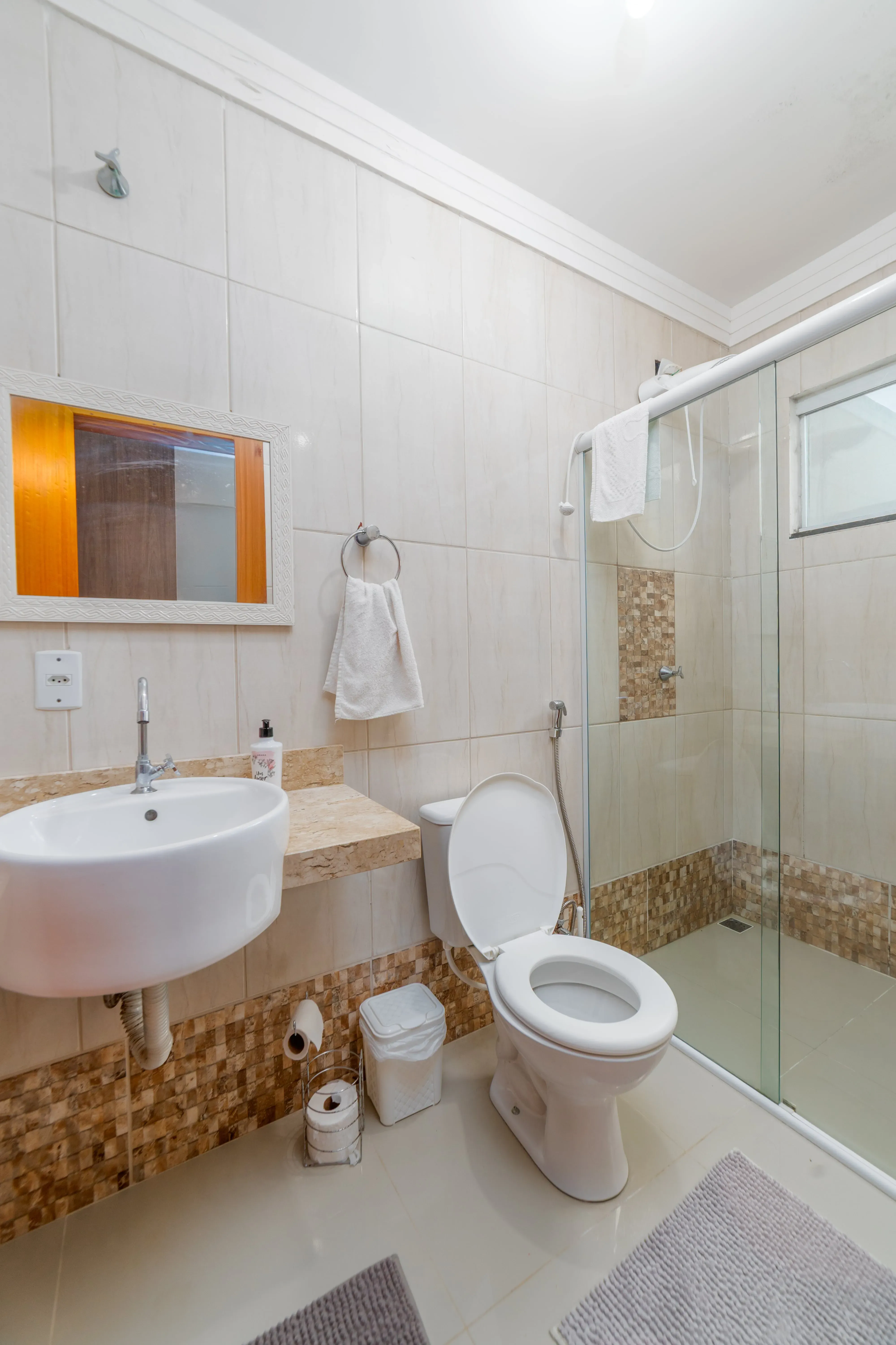 Sobrado completo com 2 suítes 1 vaga e área gourmet próximo da praia com em Balneário Piçarras