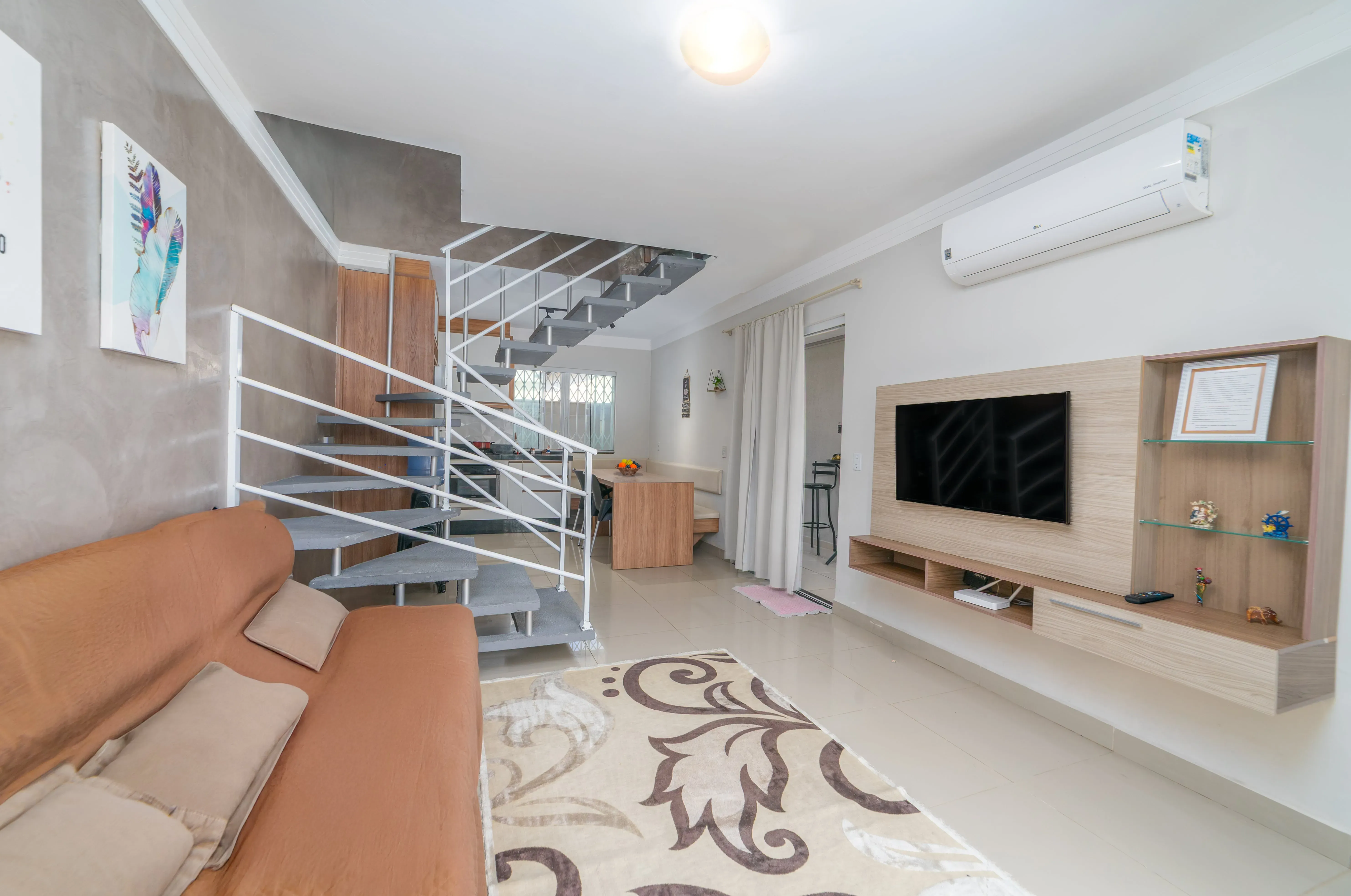 Sobrado completo com 2 suítes 1 vaga e área gourmet próximo da praia com em Balneário Piçarras