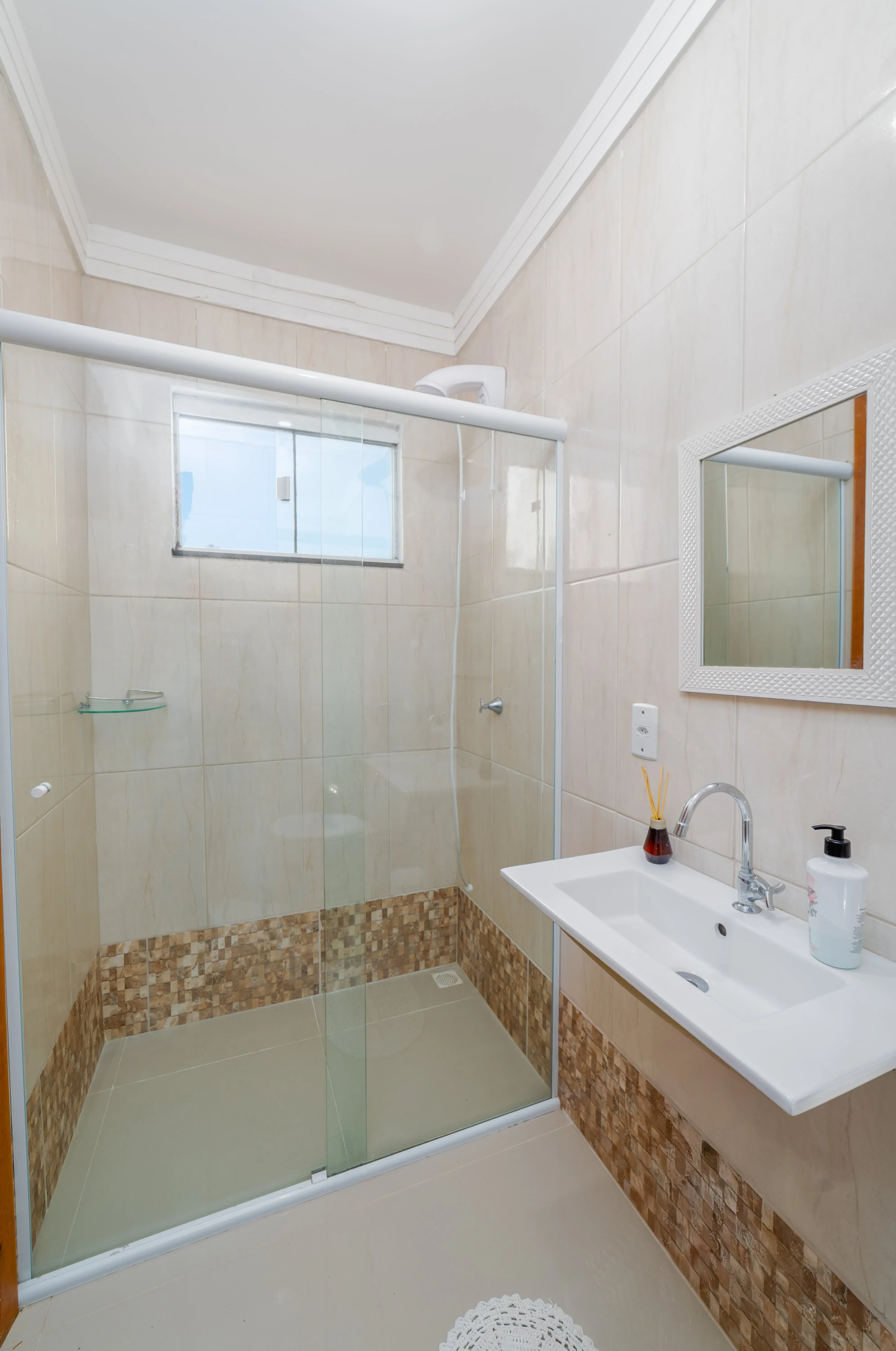 Sobrado completo com 2 suítes 1 vaga e área gourmet próximo da praia com em Balneário Piçarras