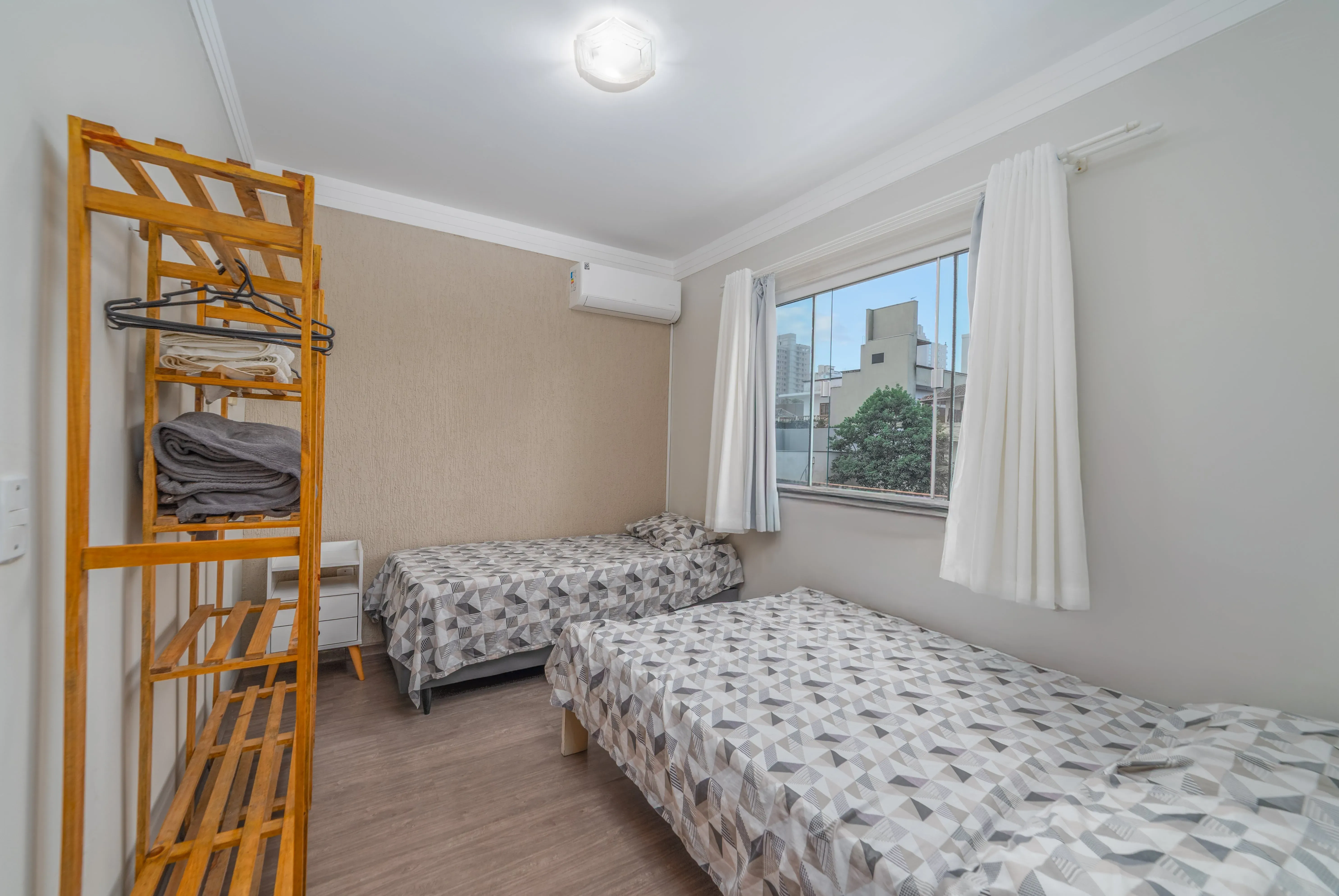 Sobrado completo com 2 suítes 1 vaga e área gourmet próximo da praia com em Balneário Piçarras