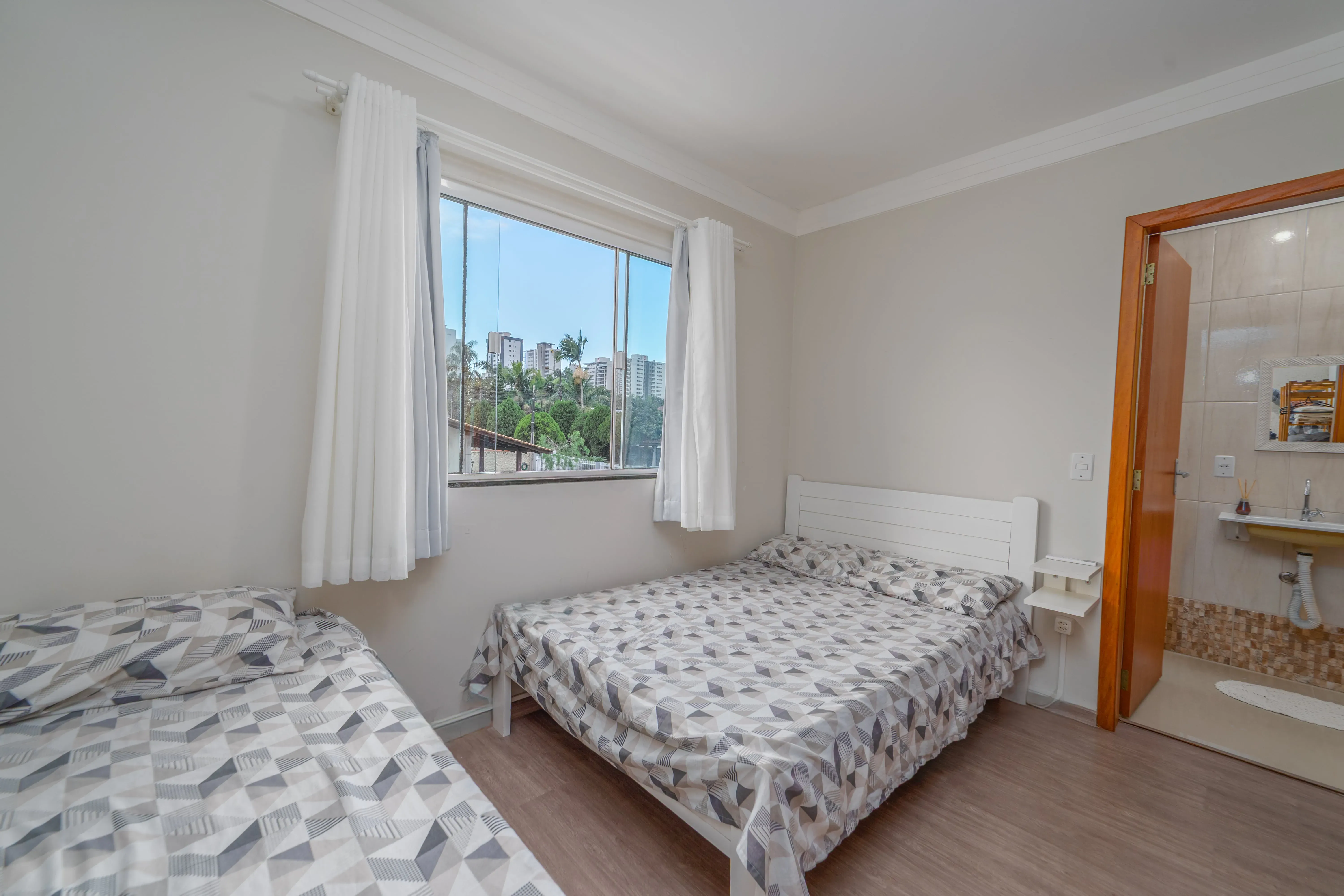 Sobrado completo com 2 suítes 1 vaga e área gourmet próximo da praia com em Balneário Piçarras