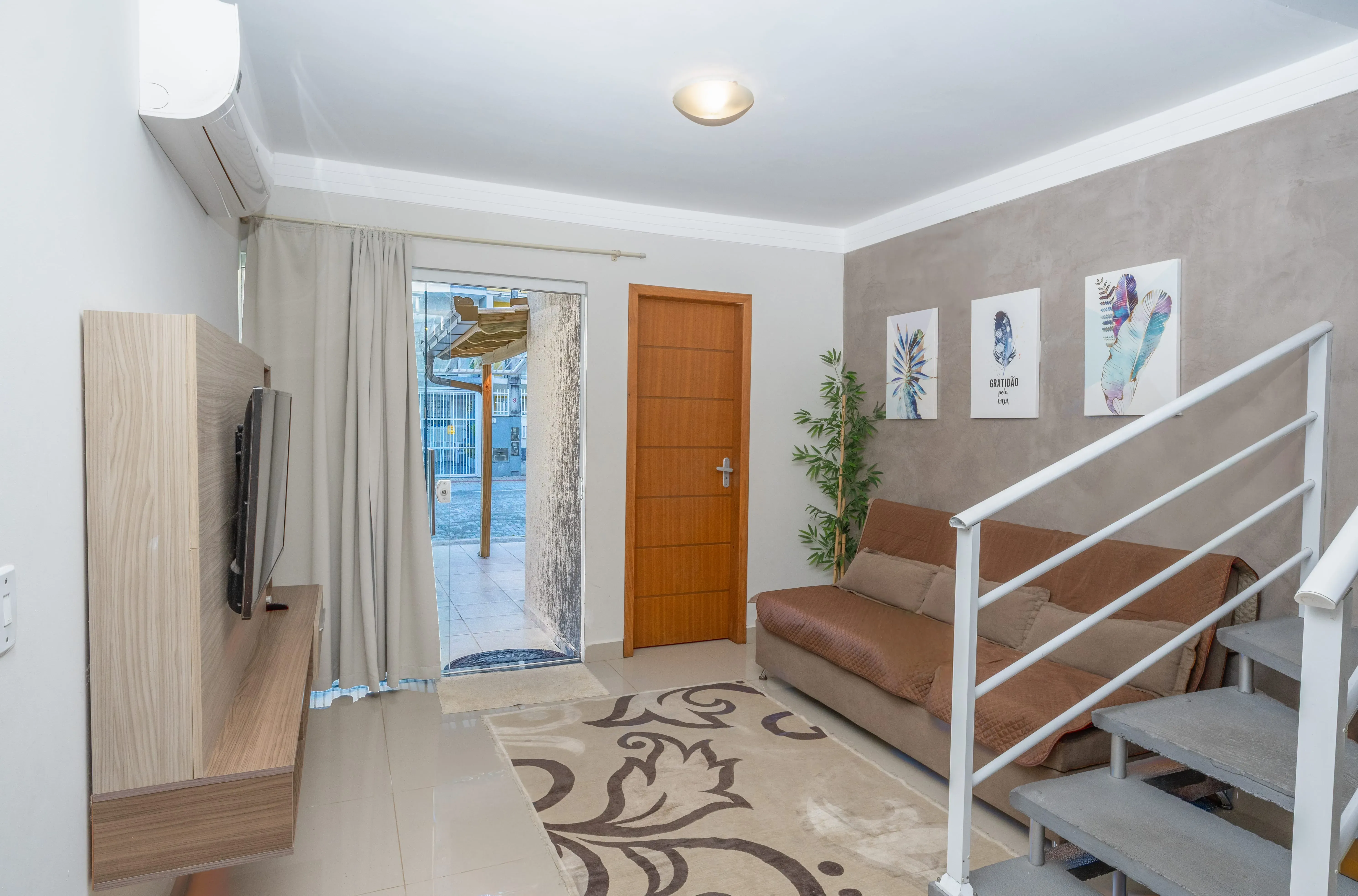 Sobrado completo com 2 suítes 1 vaga e área gourmet próximo da praia com em Balneário Piçarras