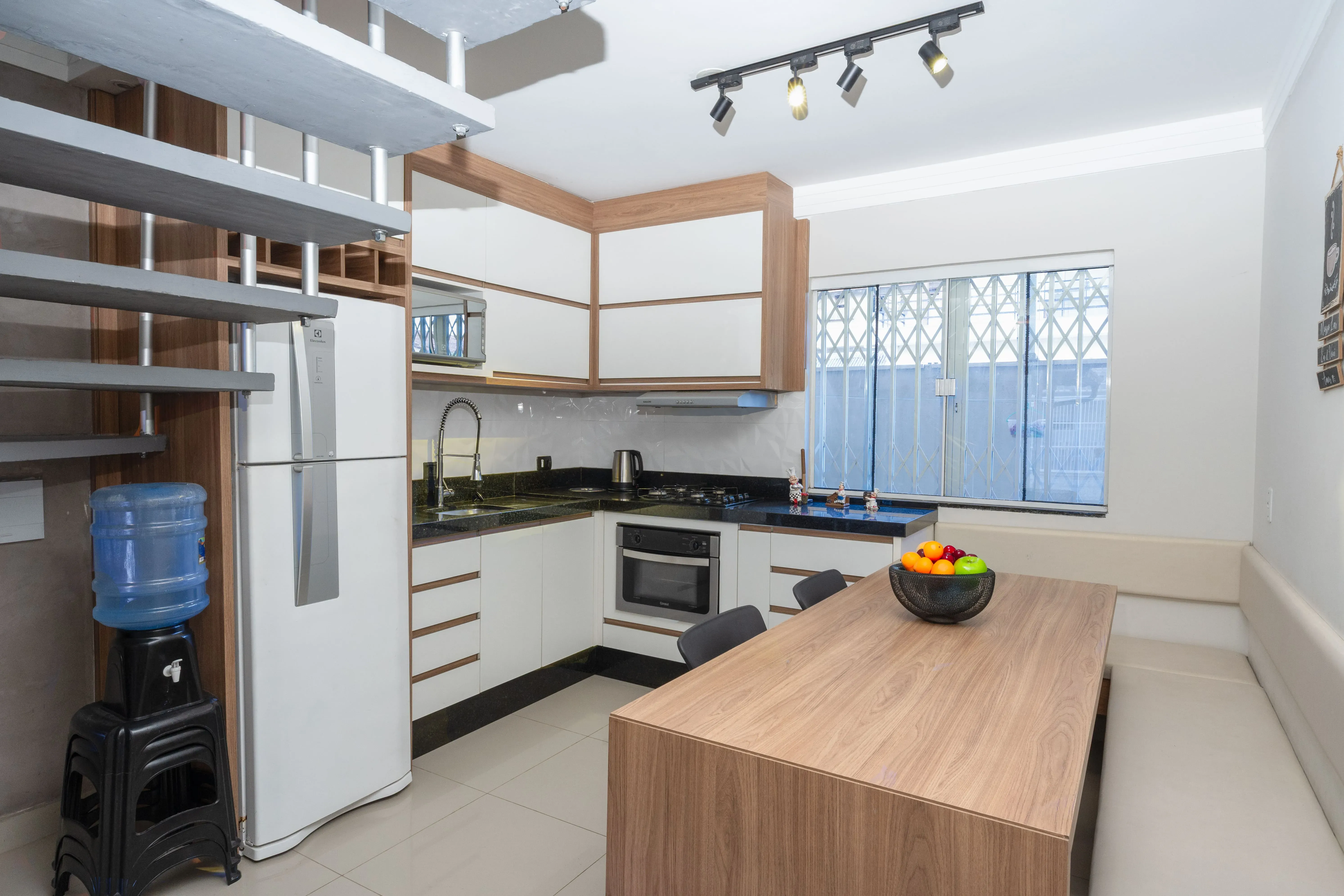 Sobrado completo com 2 suítes 1 vaga e área gourmet próximo da praia com em Balneário Piçarras