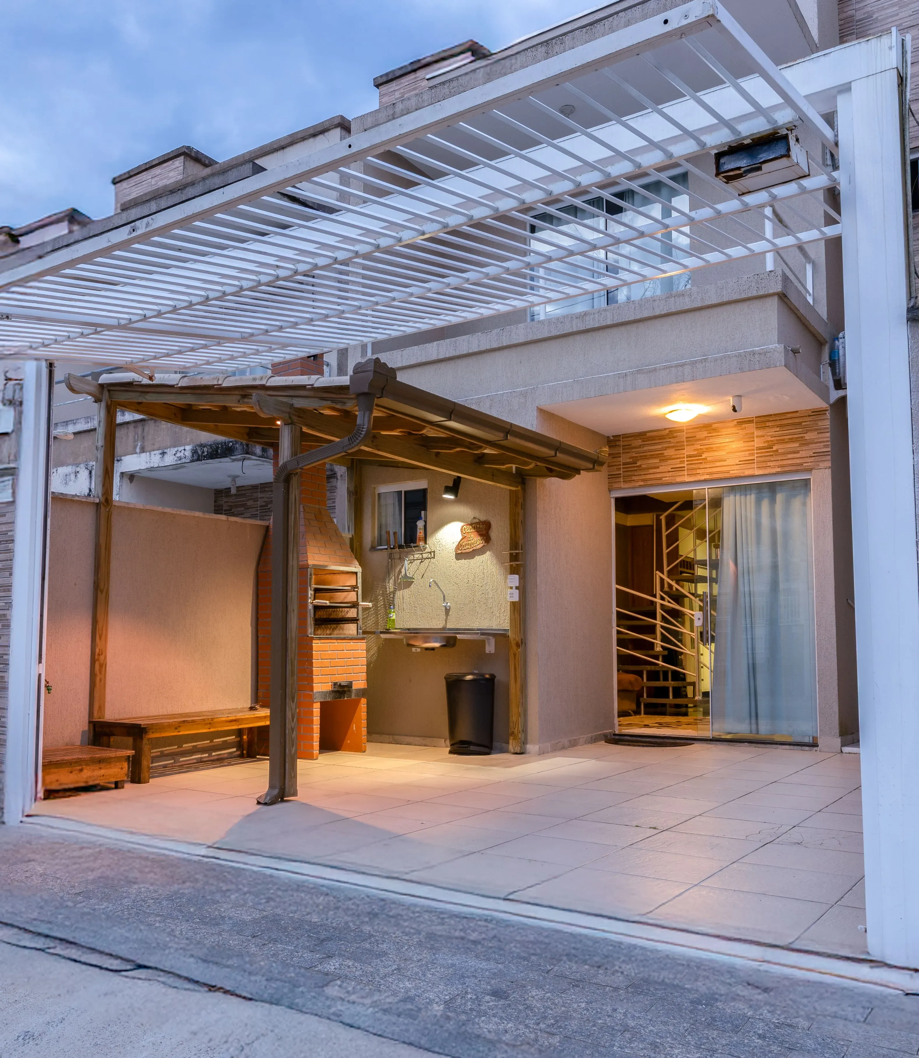 Sobrado completo com 2 suítes 1 vaga e área gourmet próximo da praia com em Balneário Piçarras