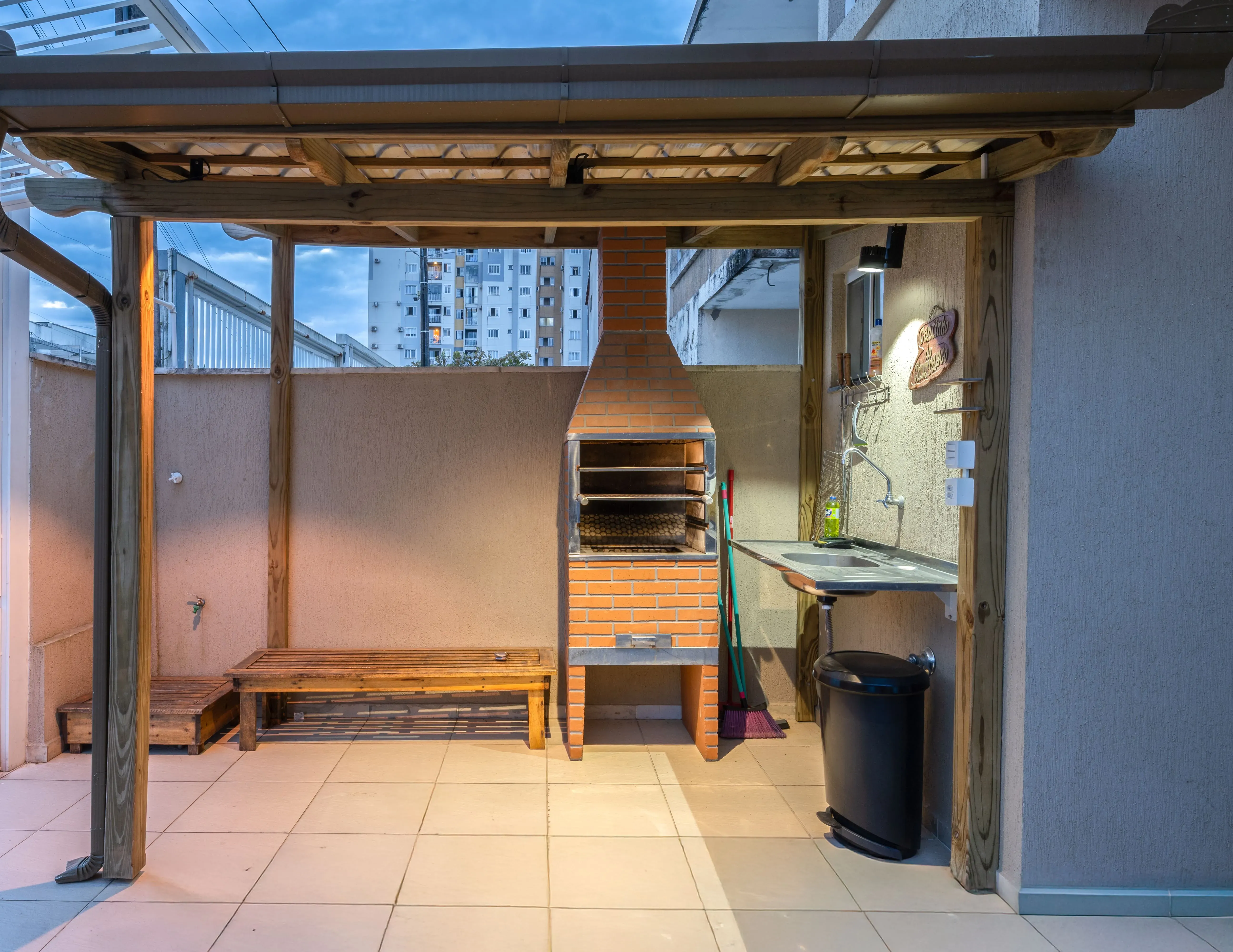 Sobrado completo com 2 suítes 1 vaga e área gourmet próximo da praia com em Balneário Piçarras