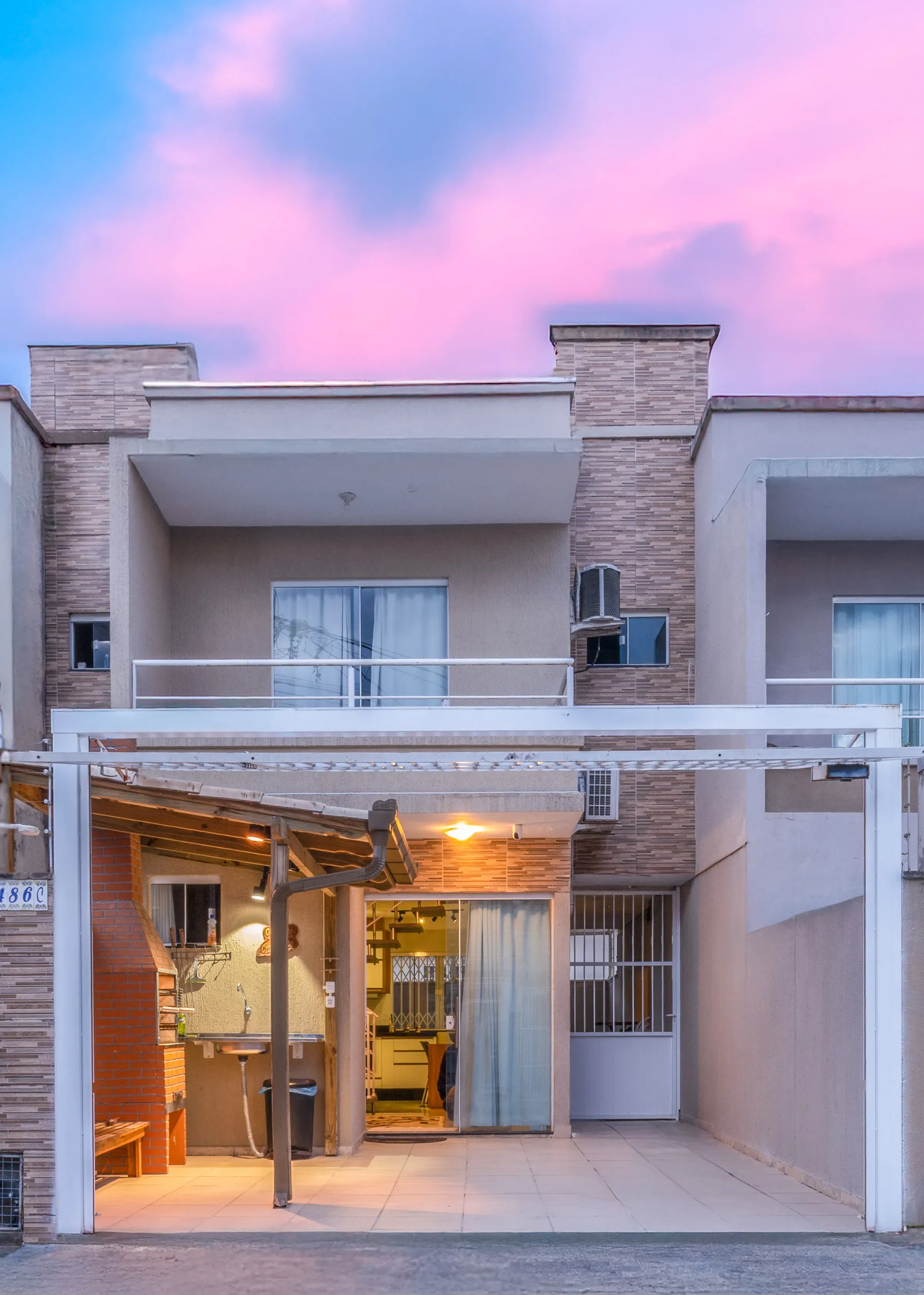 Sobrado completo com 2 suítes 1 vaga e área gourmet próximo da praia com em Balneário Piçarras