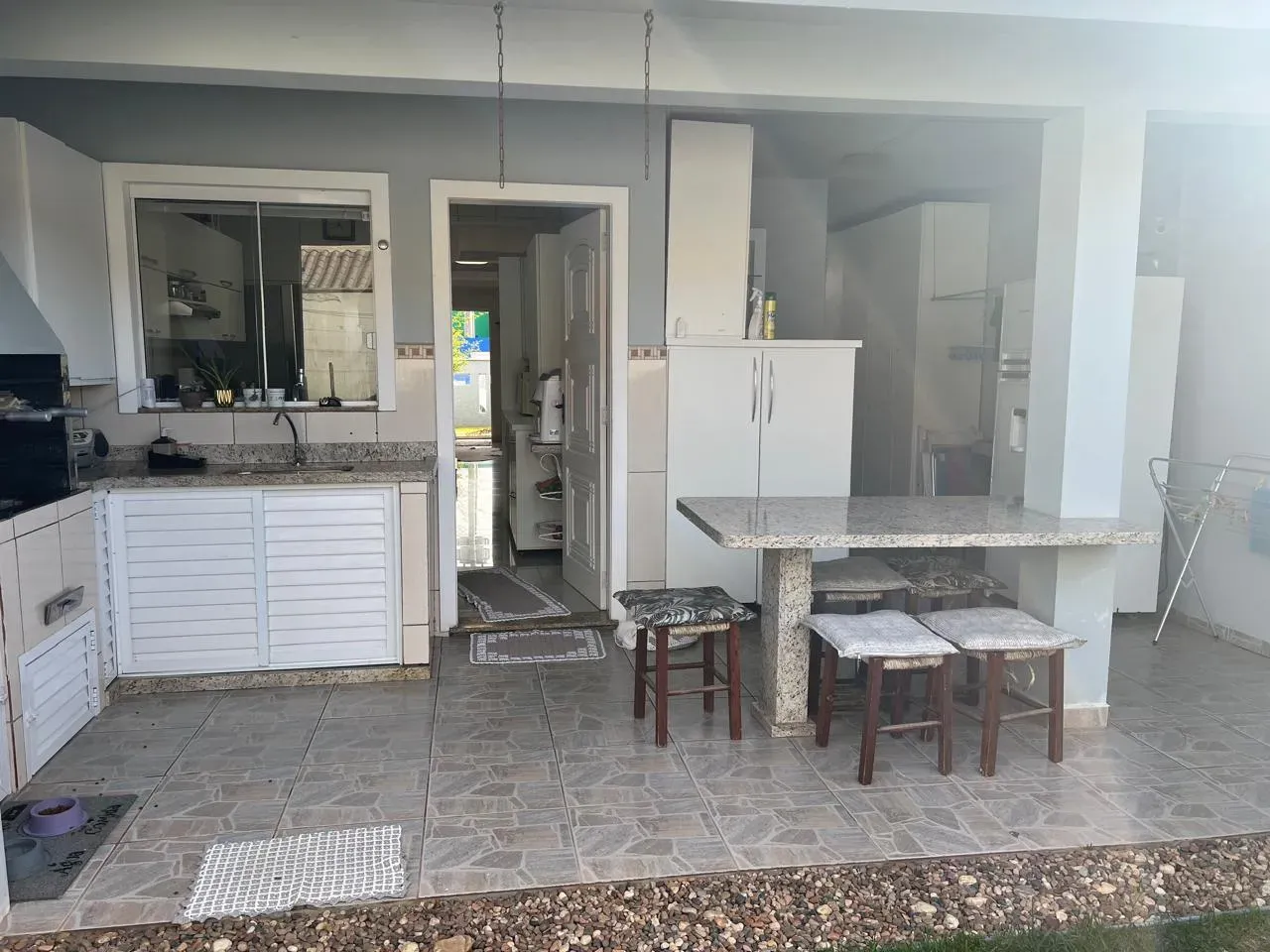 Sobrado mobiliado com 3 dormitórios sendo 1 suíte e 2 vagas de garagem em Balneário Piçarras