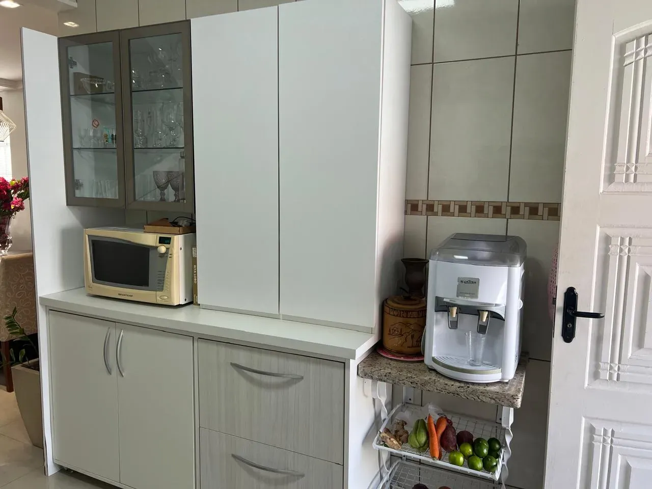 Sobrado mobiliado com 3 dormitórios sendo 1 suíte e 2 vagas de garagem em Balneário Piçarras