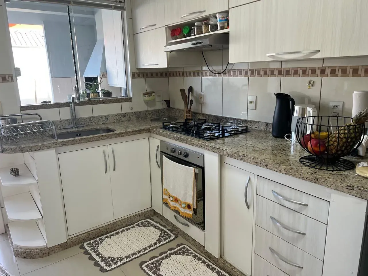 Sobrado mobiliado com 3 dormitórios sendo 1 suíte e 2 vagas de garagem em Balneário Piçarras