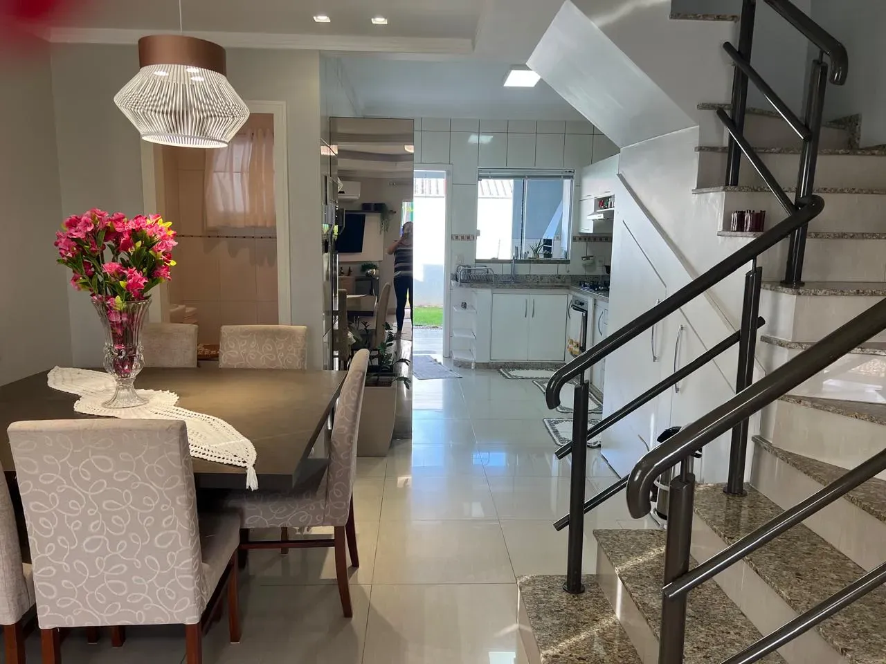 Sobrado mobiliado com 3 dormitórios sendo 1 suíte e 2 vagas de garagem em Balneário Piçarras