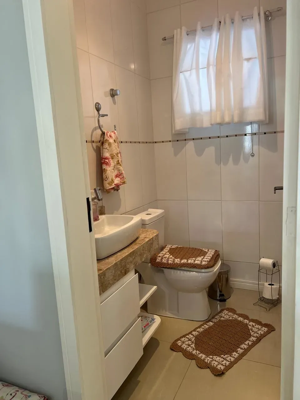 Sobrado mobiliado com 3 dormitórios sendo 1 suíte e 2 vagas de garagem em Balneário Piçarras