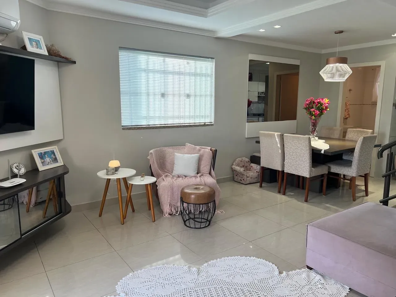 Sobrado mobiliado com 3 dormitórios sendo 1 suíte e 2 vagas de garagem em Balneário Piçarras