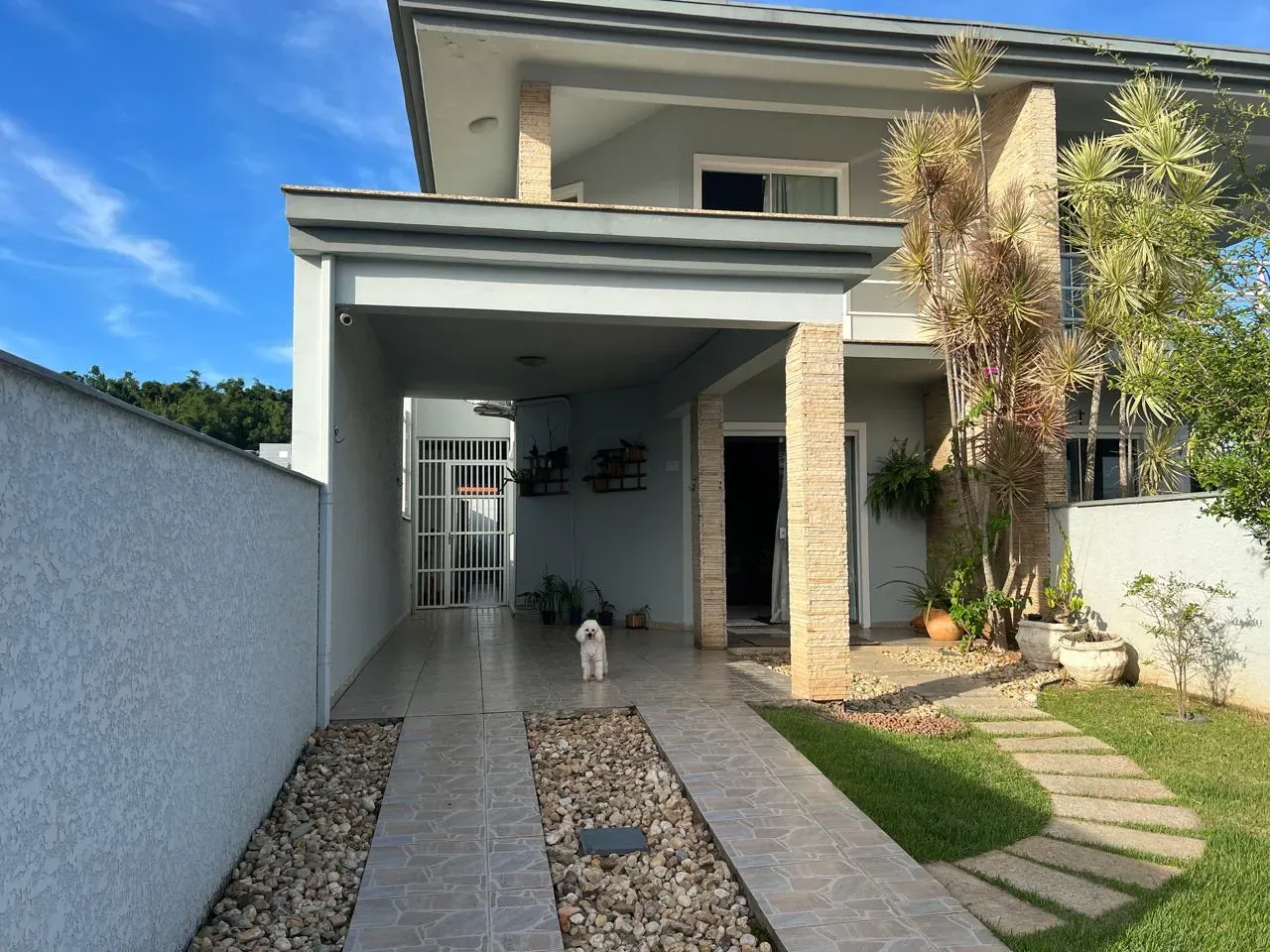 Sobrado mobiliado com 3 dormitórios sendo 1 suíte e 2 vagas de garagem em Balneário Piçarras