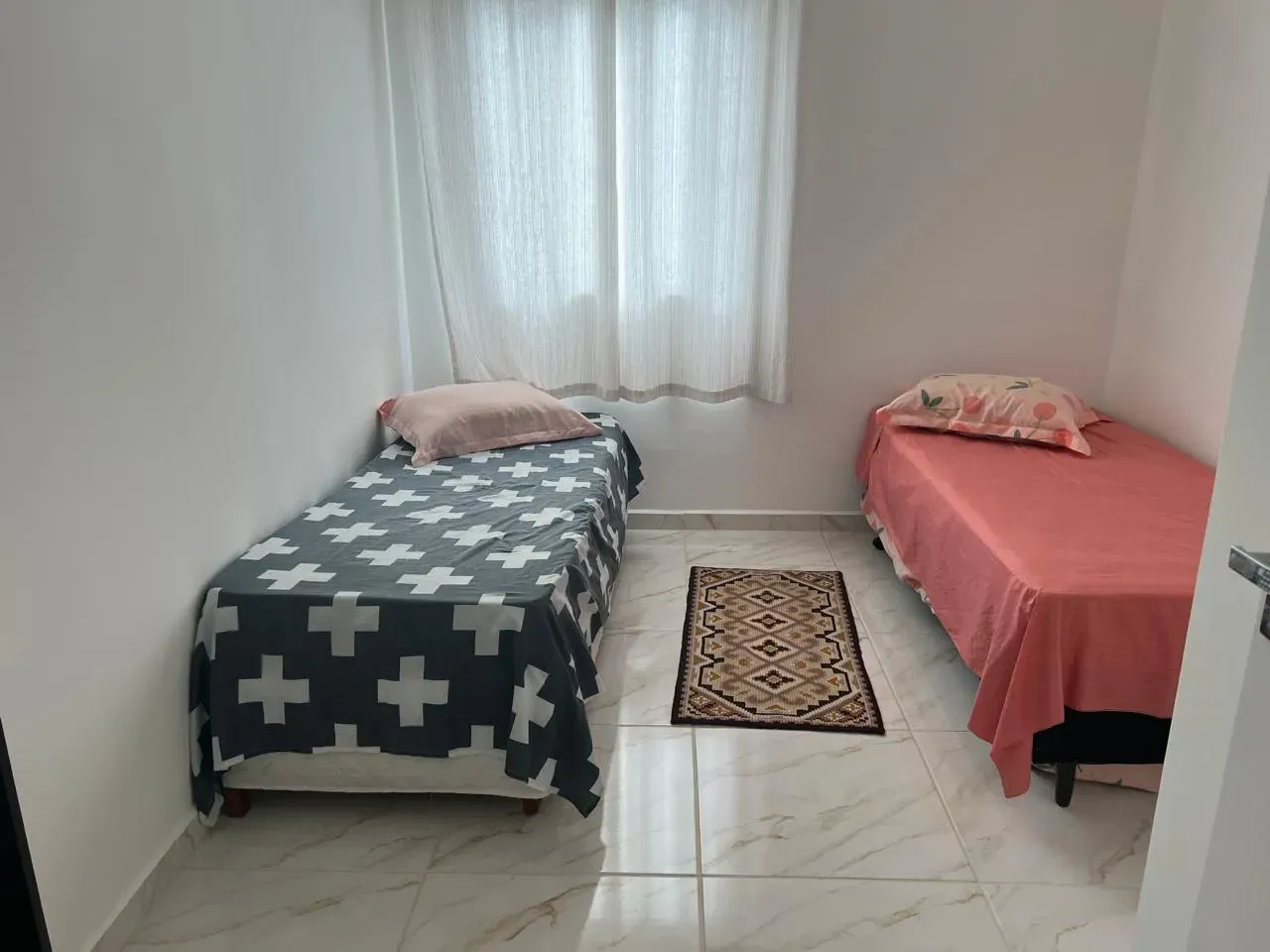 Apartamento mobiliado com 2 dormitórios e 1 vaga de garagem em Balneário Piçarras