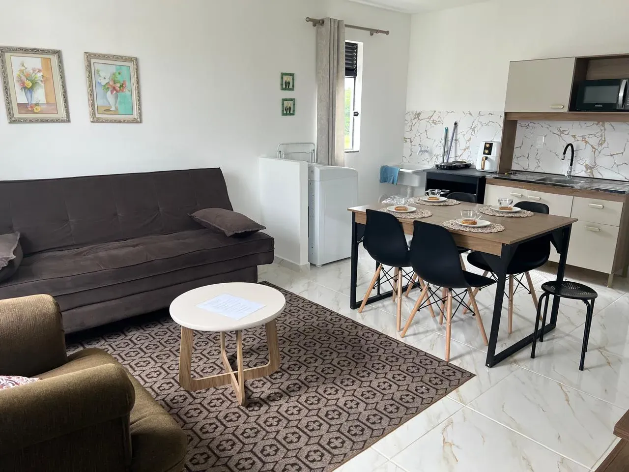 Apartamento mobiliado com 2 dormitórios e 1 vaga de garagem em Balneário Piçarras