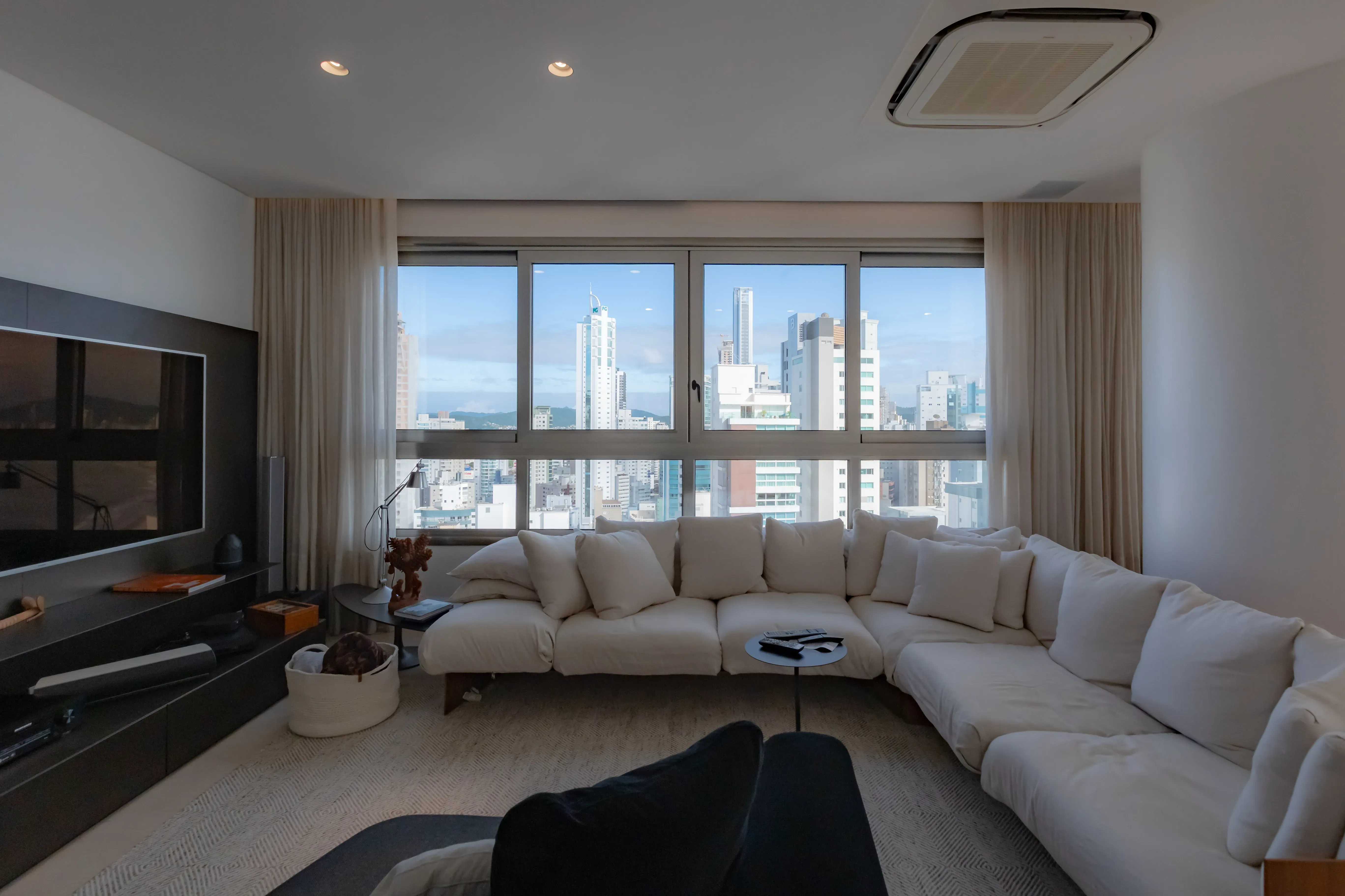 Apartamento mobiliado com 4 suítes e 5 vagas de garagem na Avenida Atlântica em Balneário Camboriú