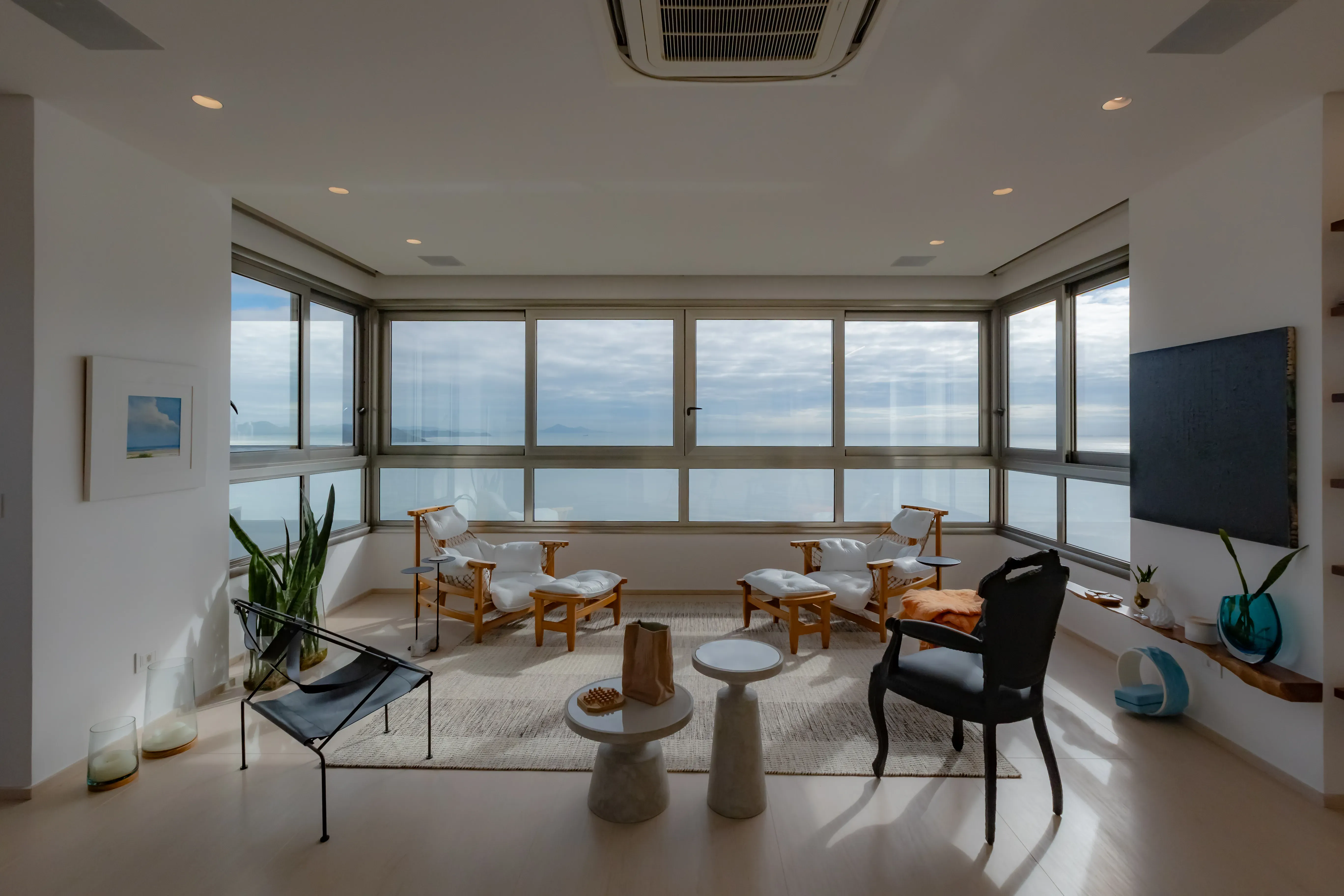 Apartamento mobiliado com 4 suítes e 5 vagas de garagem na Avenida Atlântica em Balneário Camboriú