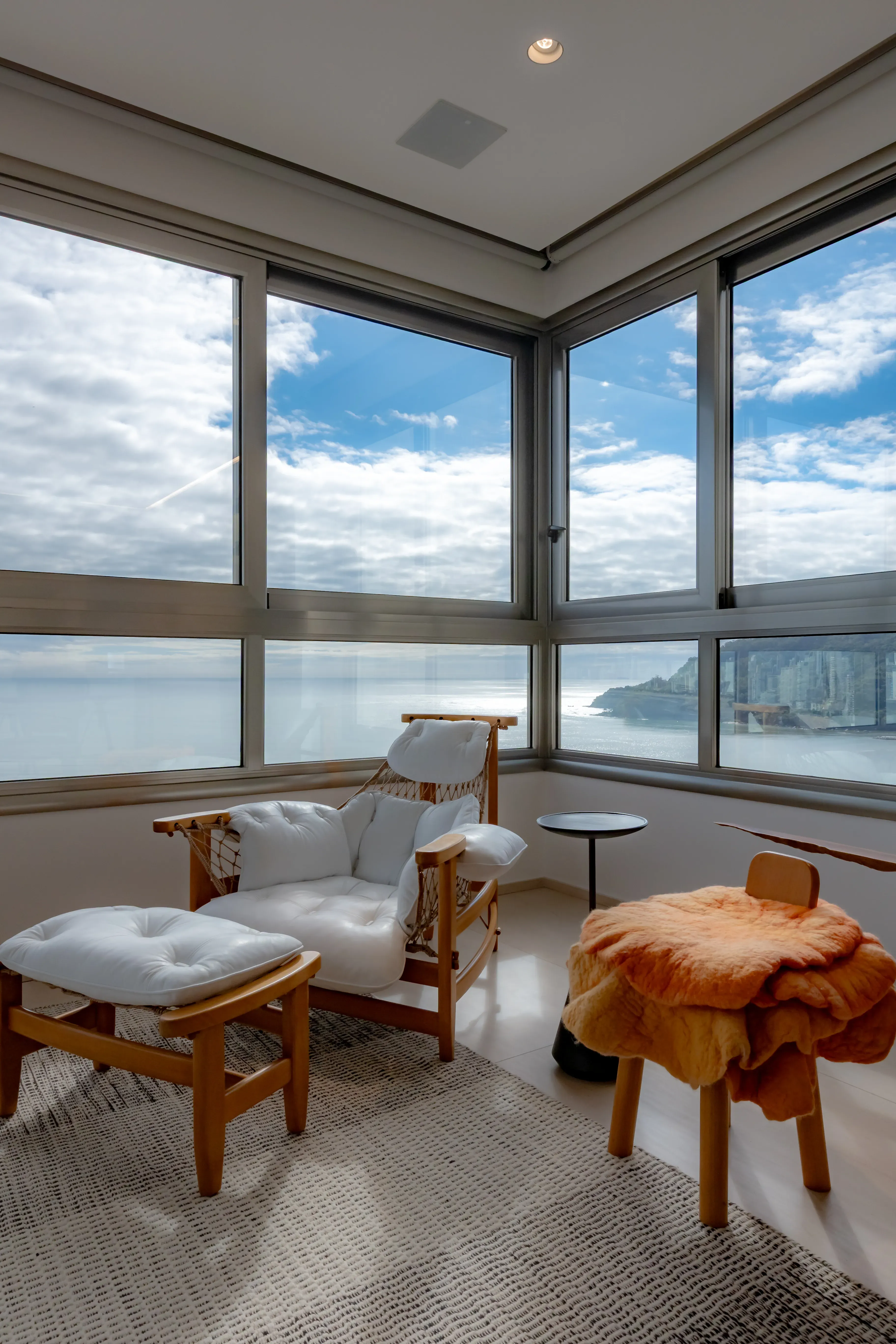 Apartamento mobiliado com 4 suítes e 5 vagas de garagem na Avenida Atlântica em Balneário Camboriú