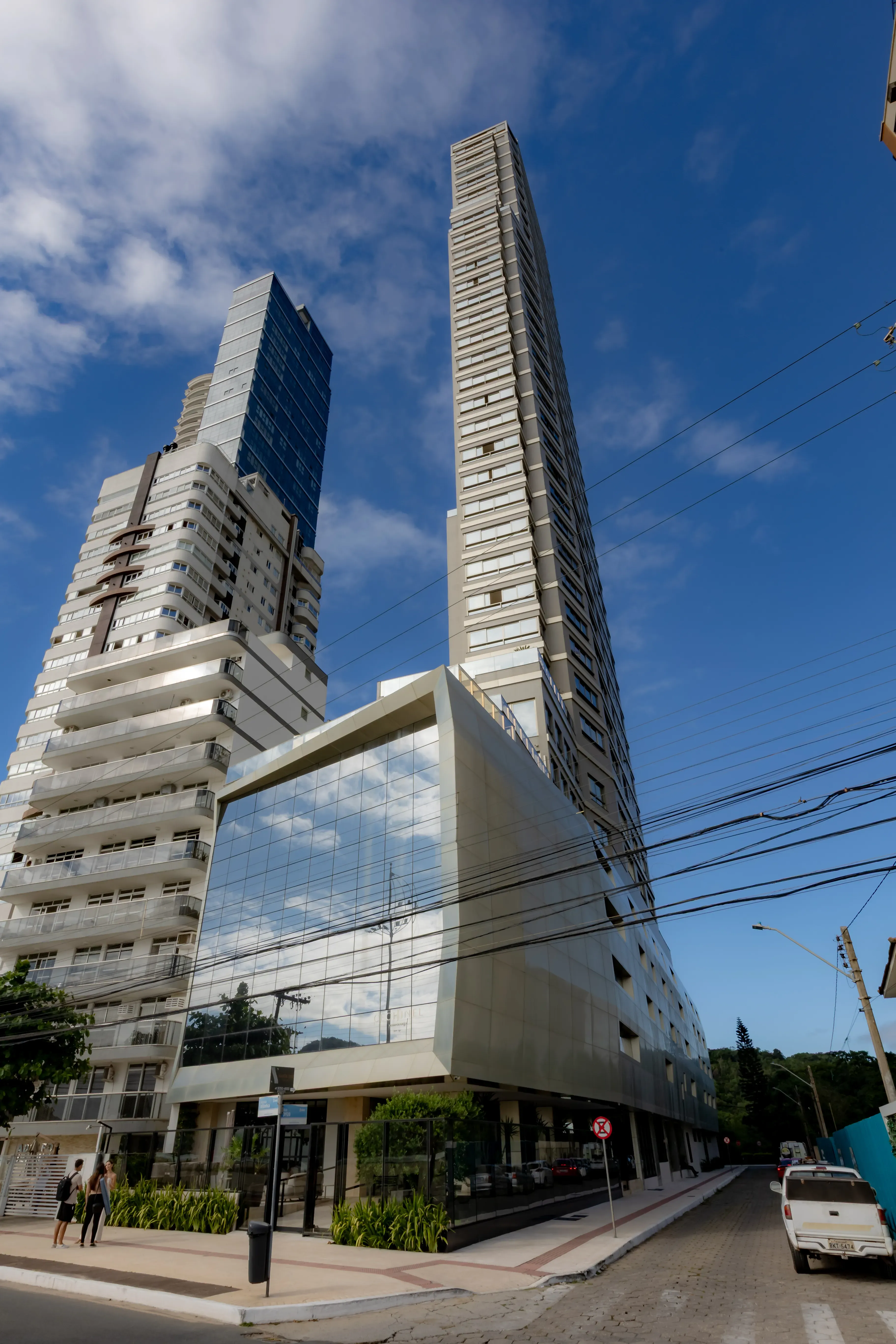 Apartamento mobiliado com 4 suítes e 5 vagas de garagem na Avenida Atlântica em Balneário Camboriú