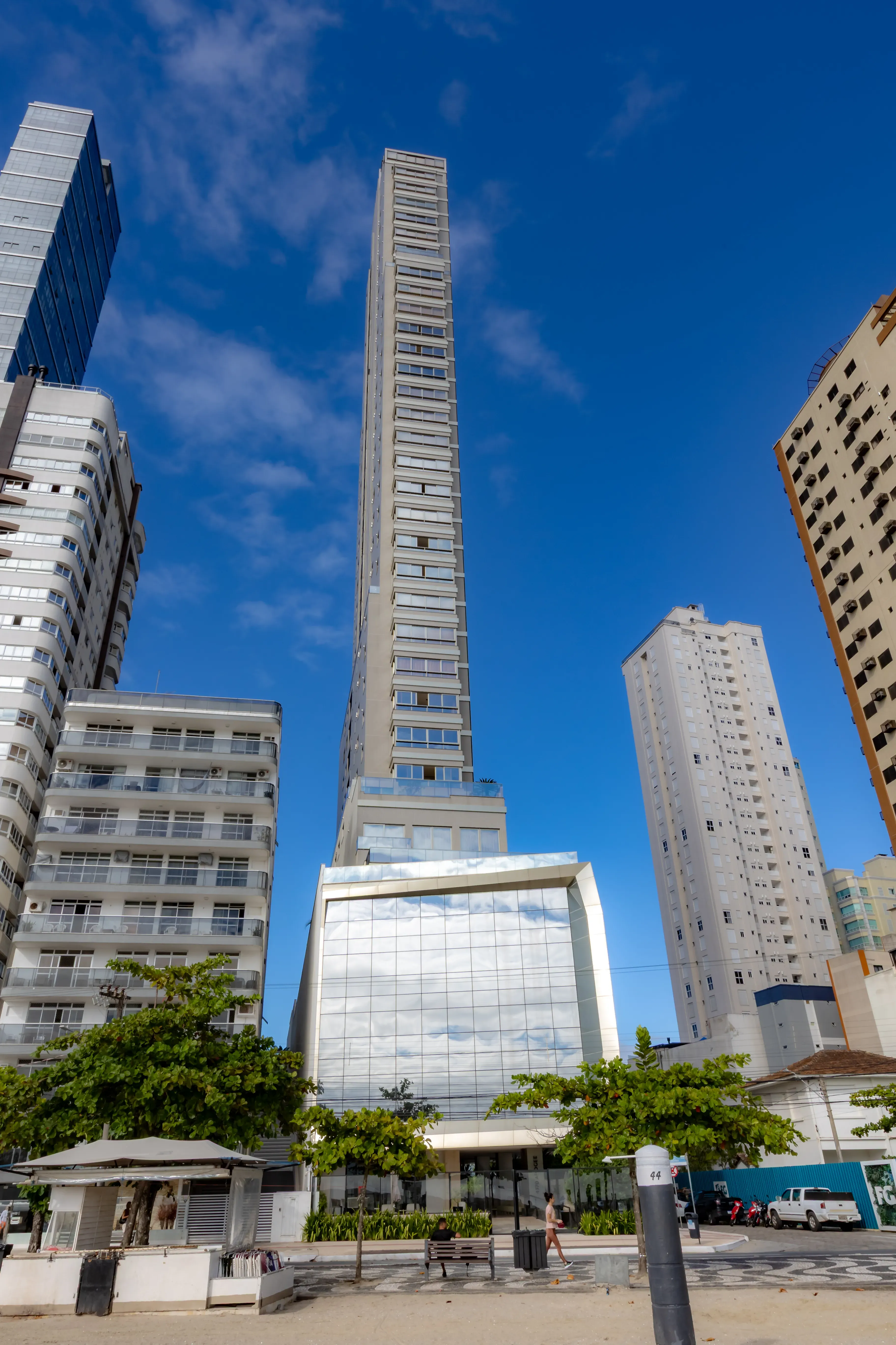 Apartamento mobiliado com 4 suítes e 5 vagas de garagem na Avenida Atlântica em Balneário Camboriú