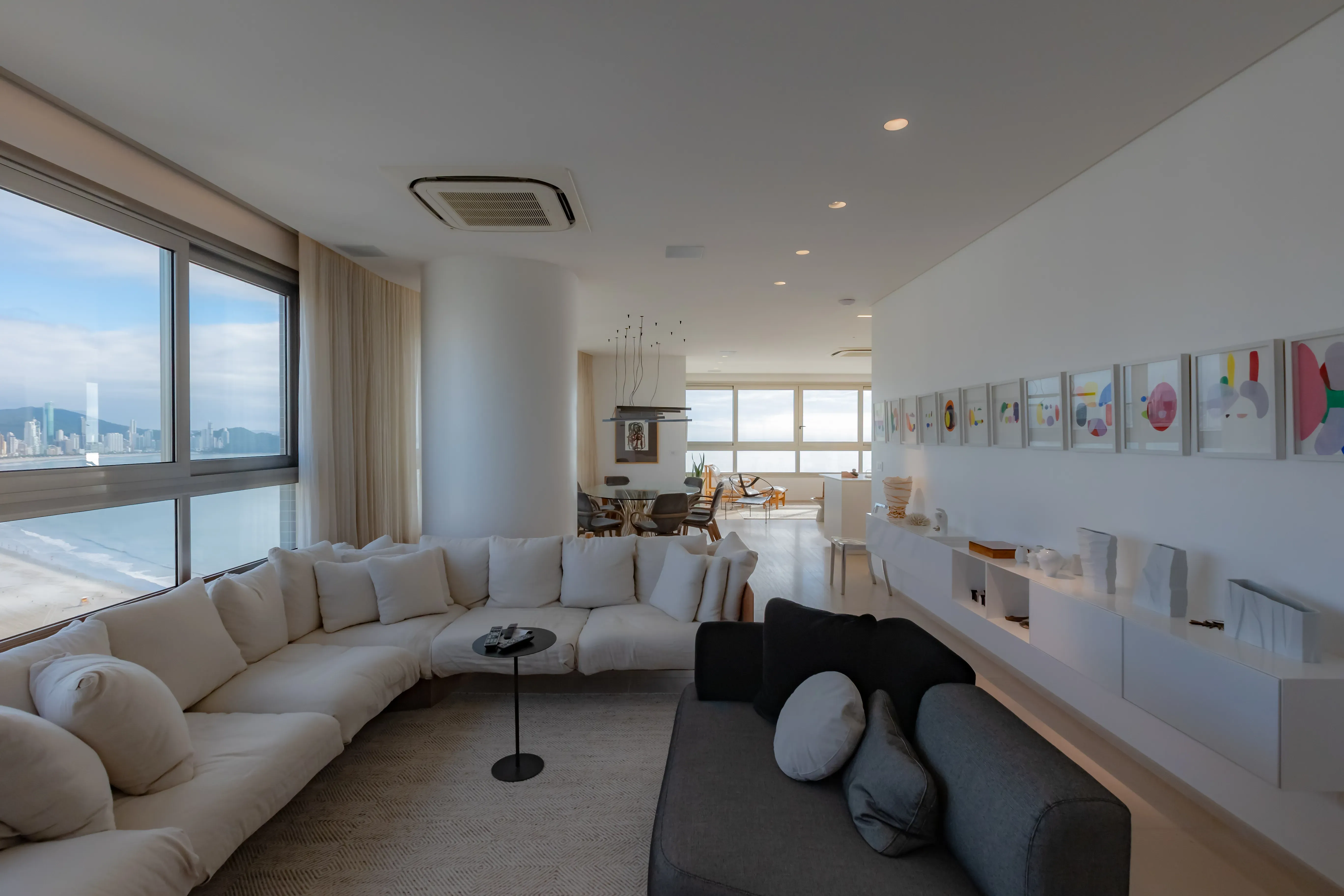 Apartamento mobiliado com 4 suítes e 5 vagas de garagem na Avenida Atlântica em Balneário Camboriú