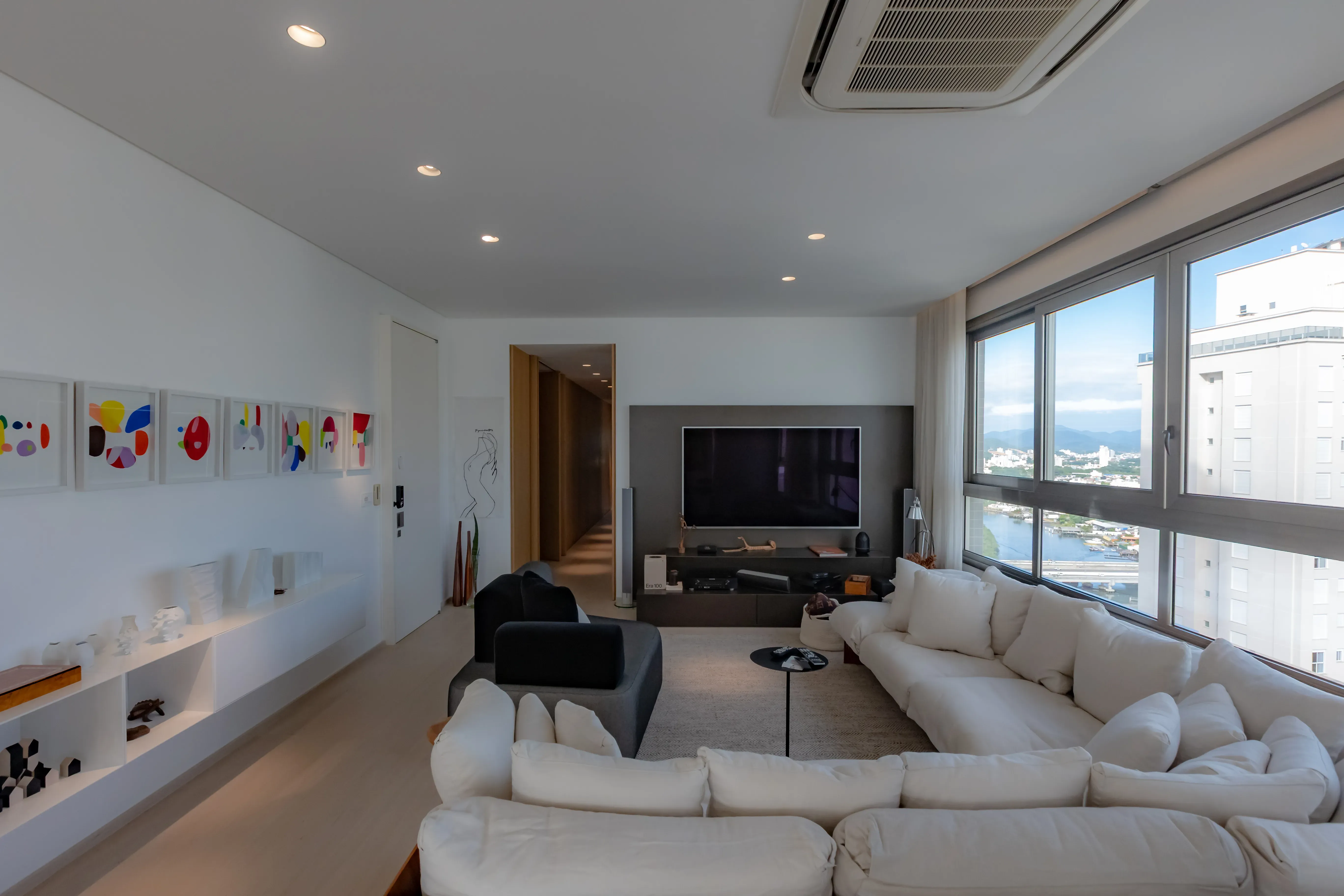 Apartamento mobiliado com 4 suítes e 5 vagas de garagem na Avenida Atlântica em Balneário Camboriú