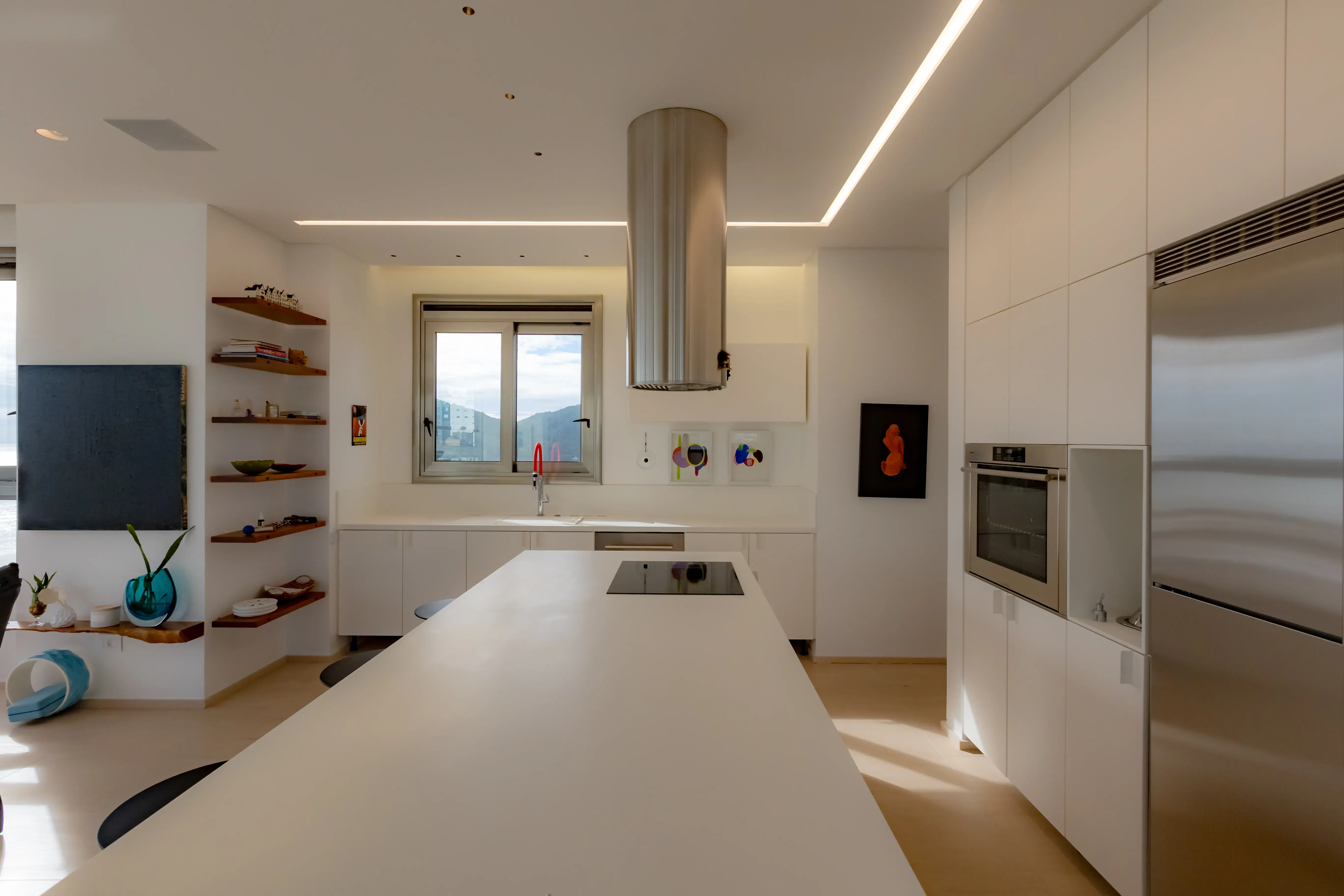 Apartamento mobiliado com 4 suítes e 5 vagas de garagem na Avenida Atlântica em Balneário Camboriú