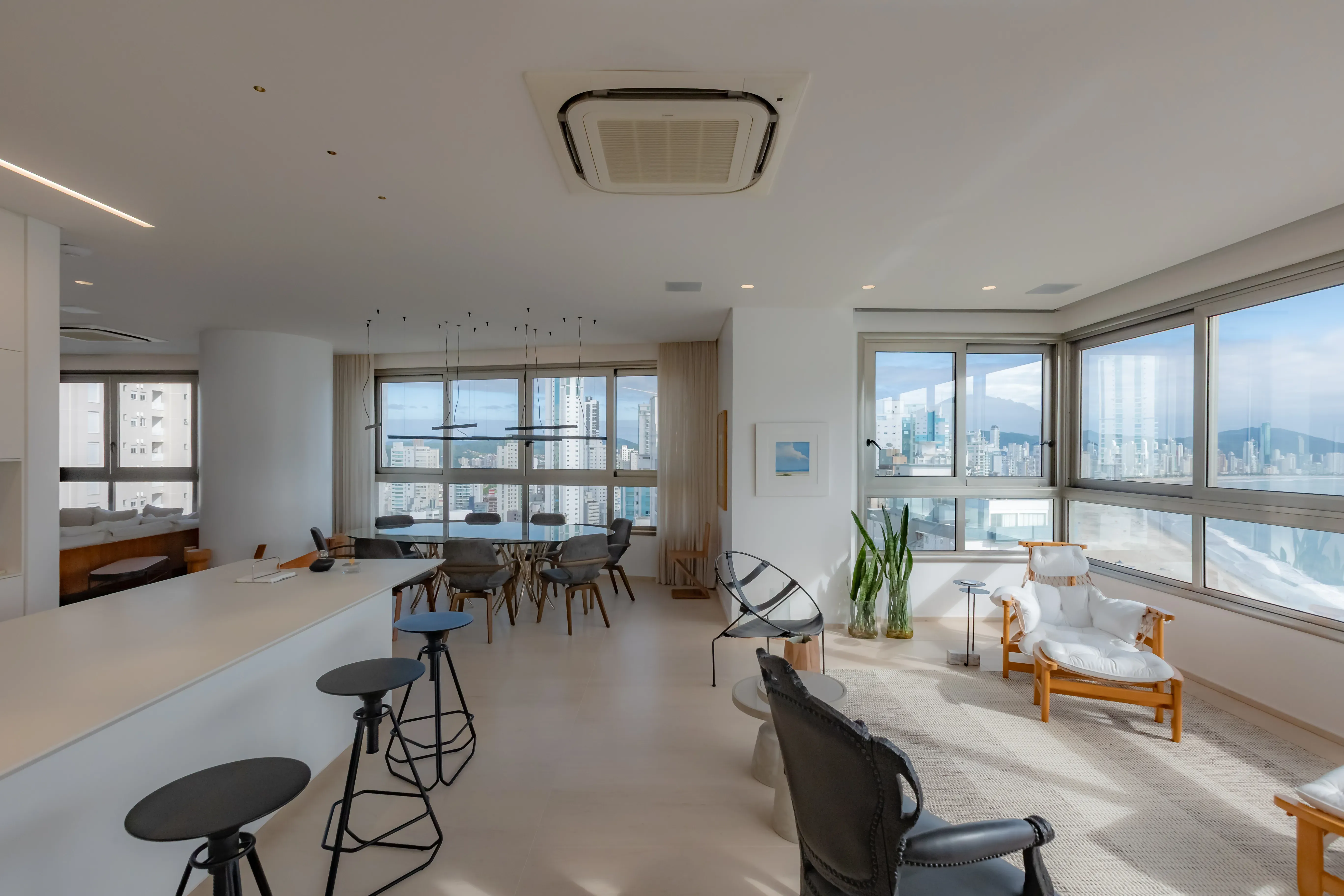 Apartamento mobiliado com 4 suítes e 5 vagas de garagem na Avenida Atlântica em Balneário Camboriú