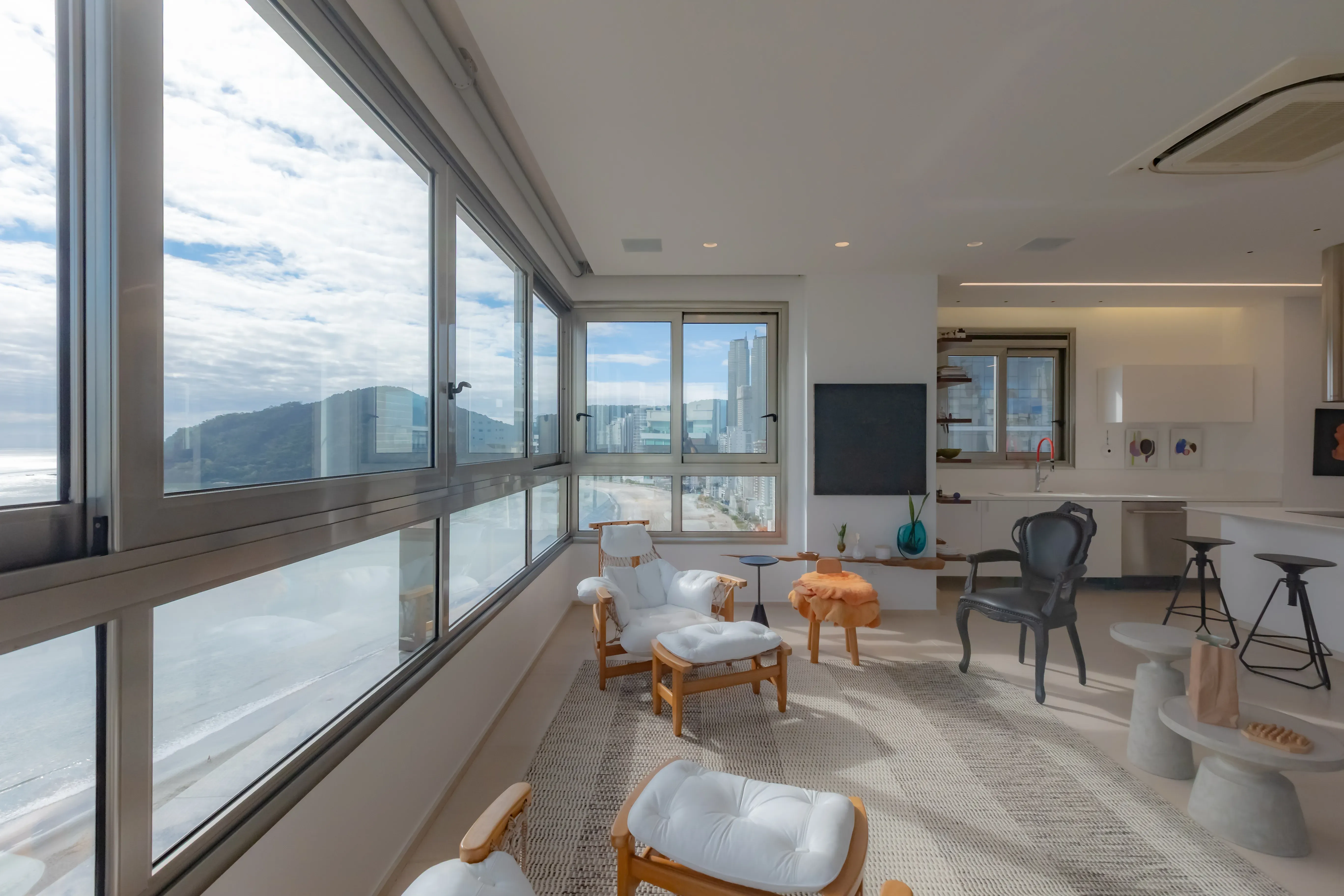 Apartamento mobiliado com 4 suítes e 5 vagas de garagem na Avenida Atlântica em Balneário Camboriú