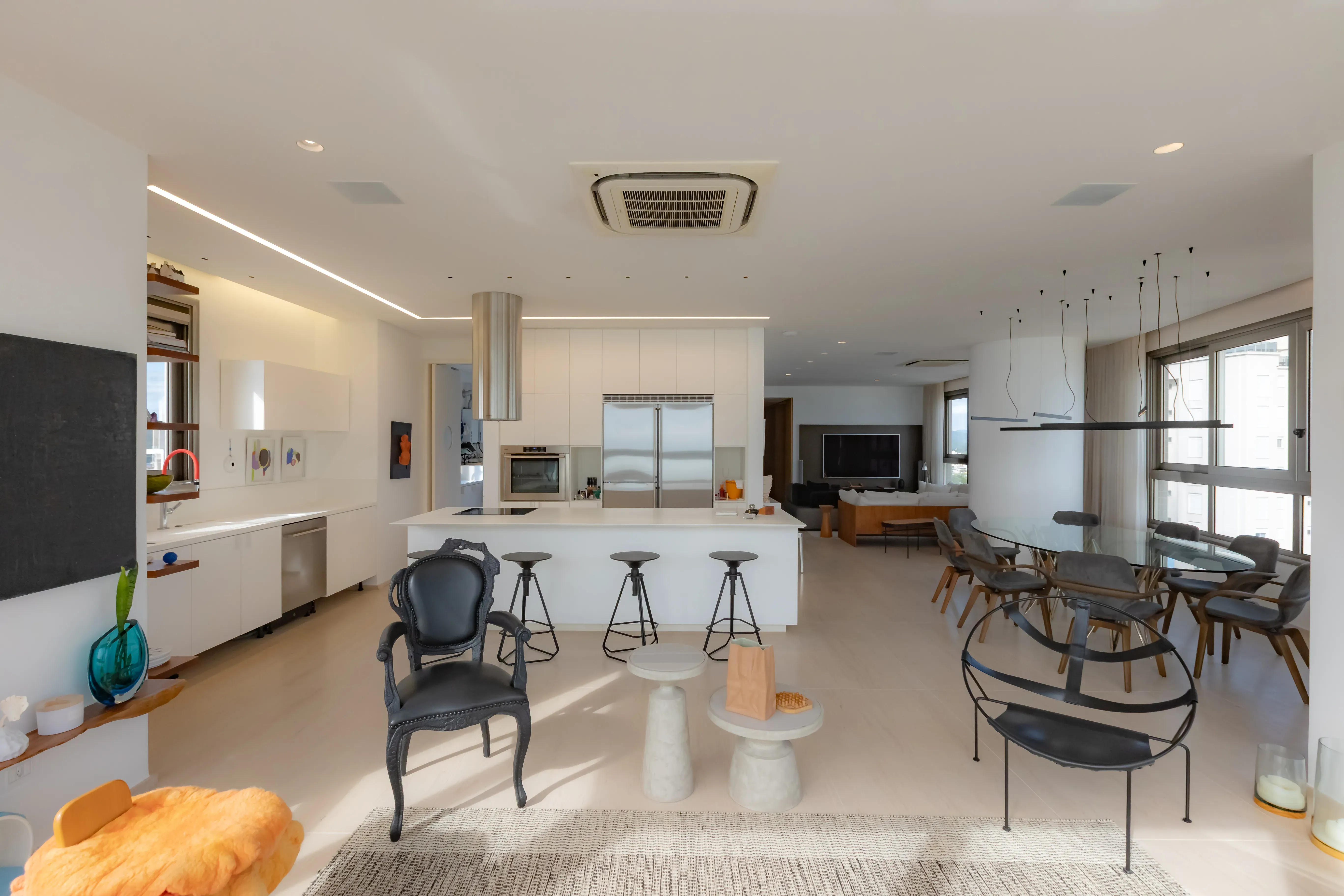 Apartamento mobiliado com 4 suítes e 5 vagas de garagem na Avenida Atlântica em Balneário Camboriú