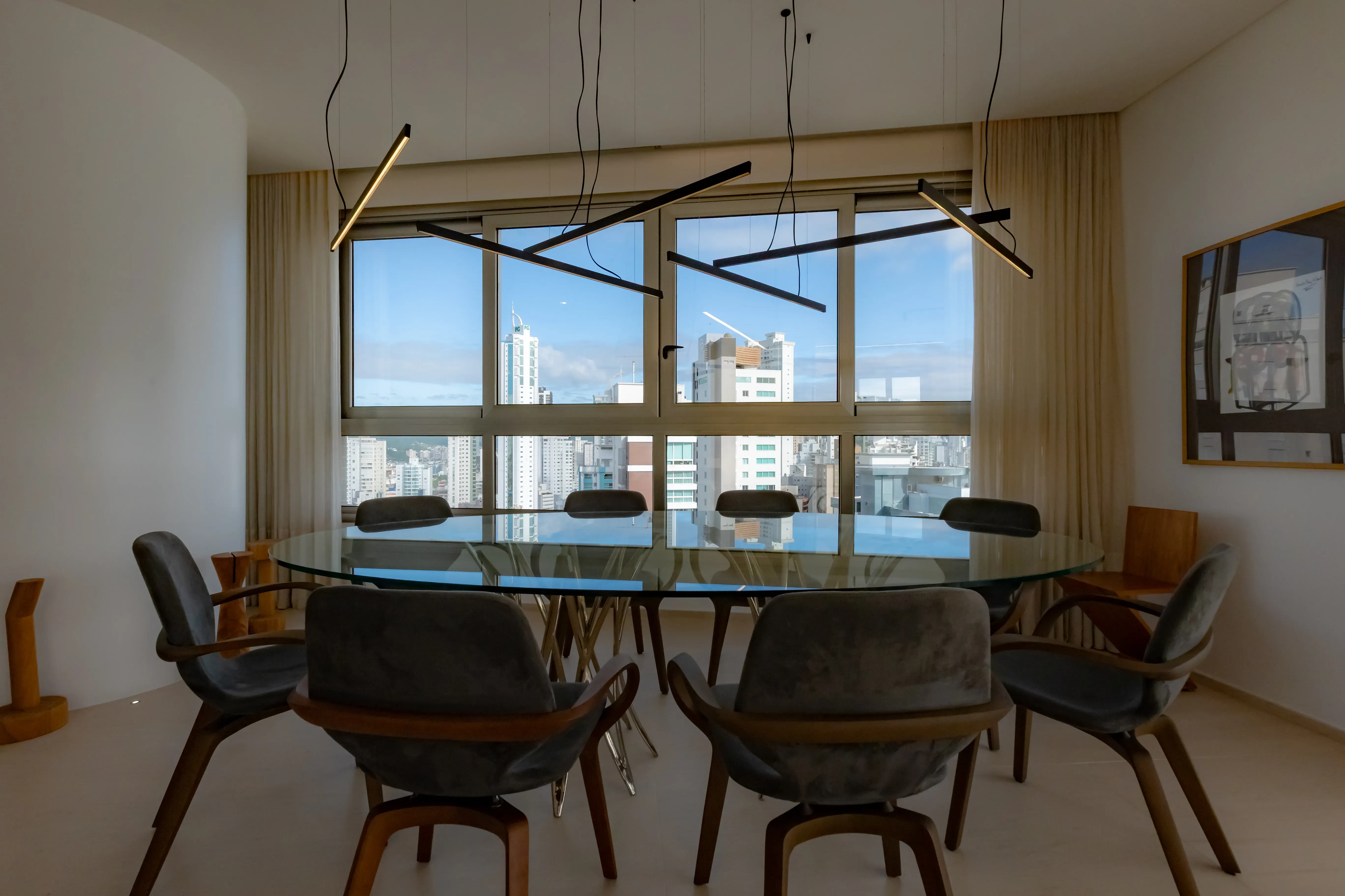 Apartamento mobiliado com 4 suítes e 5 vagas de garagem na Avenida Atlântica em Balneário Camboriú