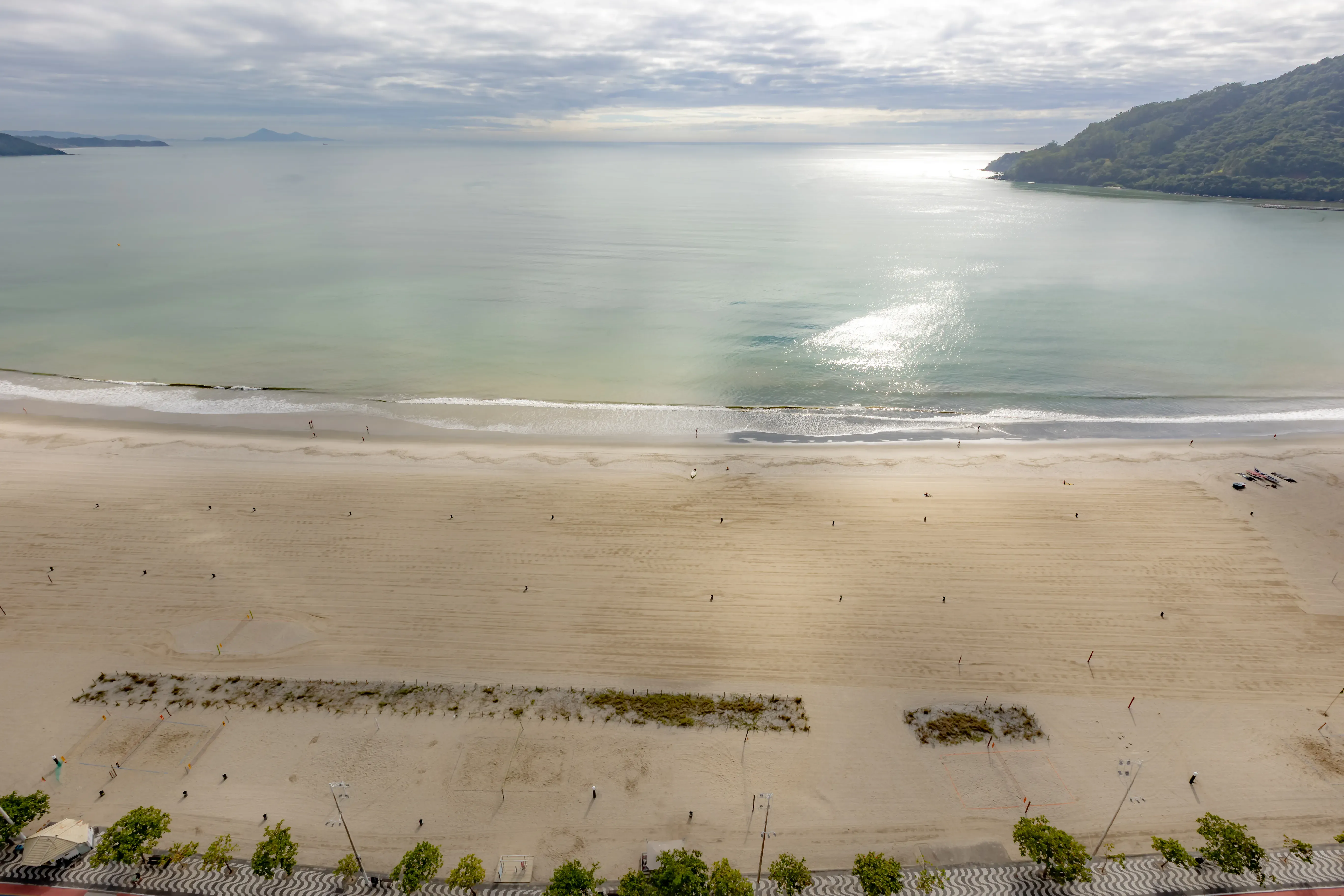 Apartamento mobiliado com 4 suítes e 5 vagas de garagem na Avenida Atlântica em Balneário Camboriú