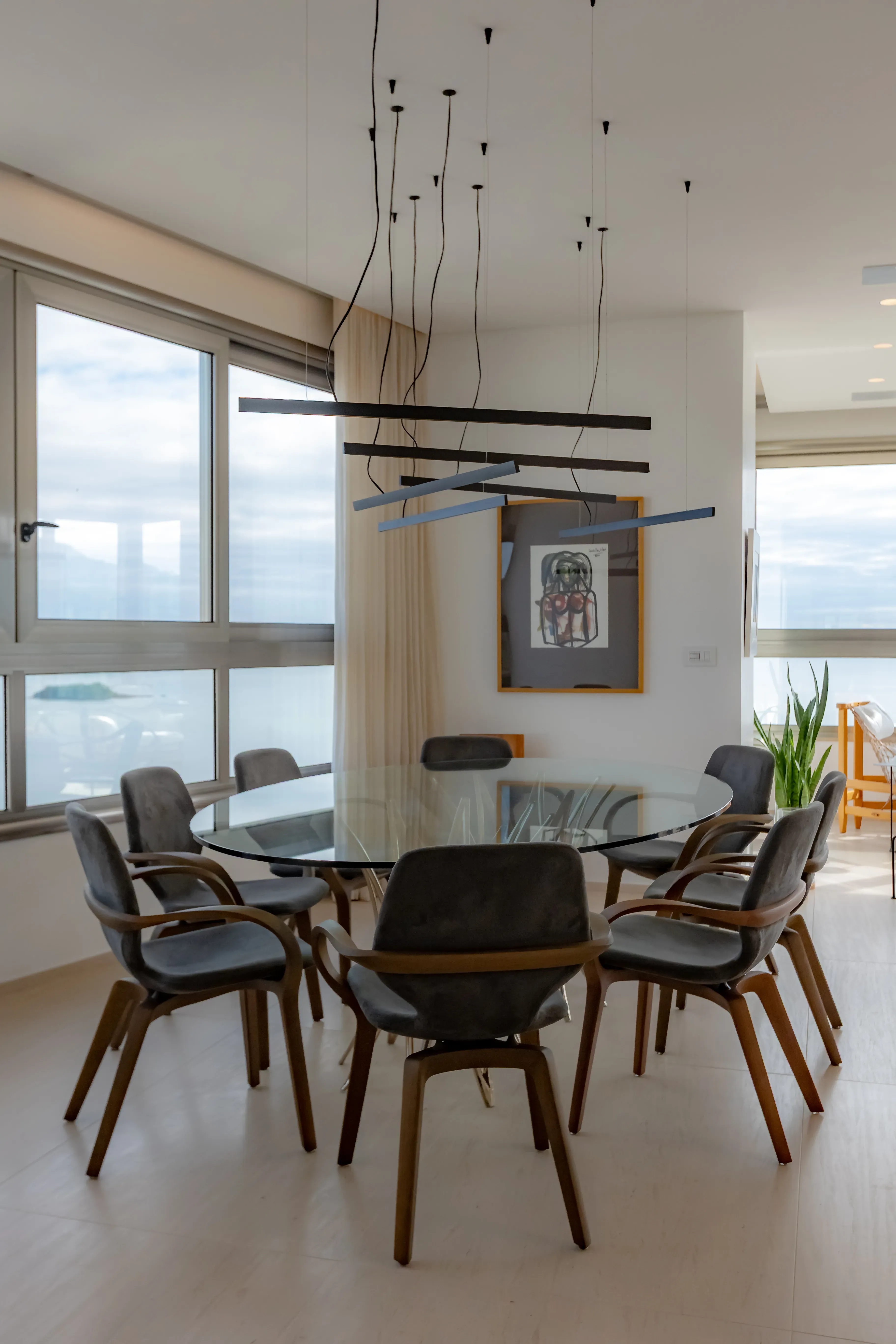 Apartamento mobiliado com 4 suítes e 5 vagas de garagem na Avenida Atlântica em Balneário Camboriú